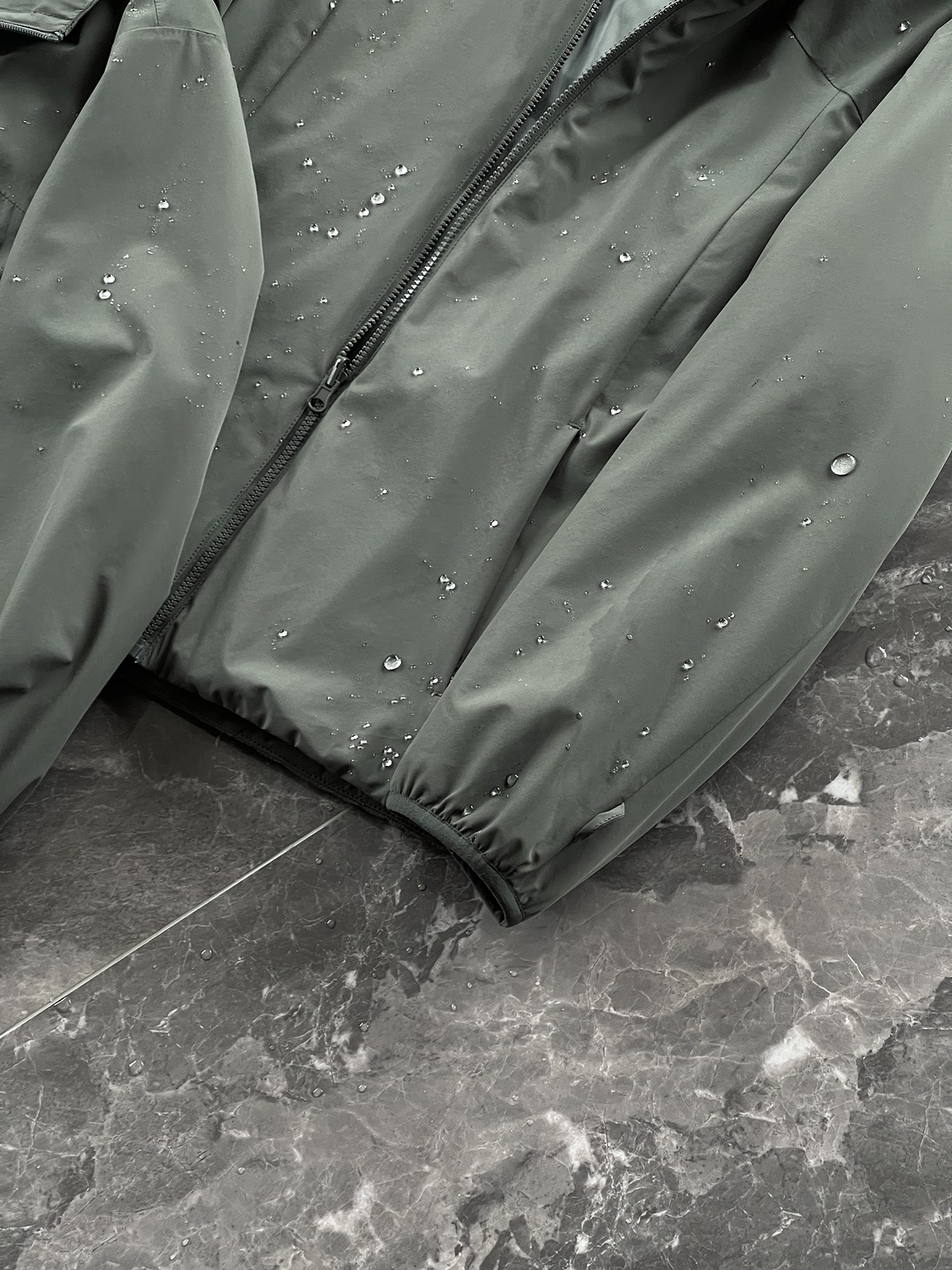 棉服 🆕-这件两件套棉衣，把户外智慧穿进了日常生活 当87.7%锦纶与12.3%氨纶织出四面弹面料，这件