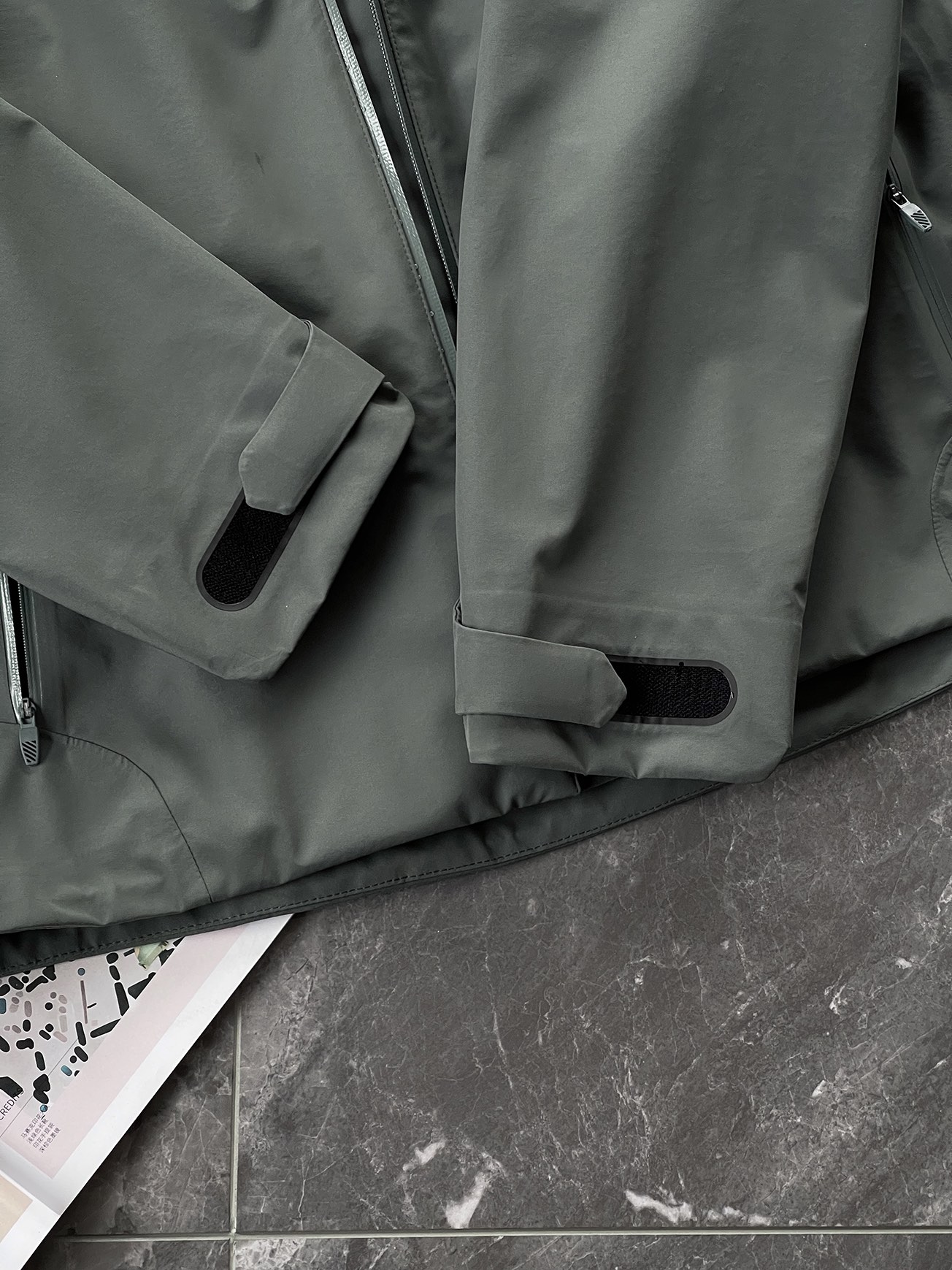 棉服 🆕-这件两件套棉衣，把户外智慧穿进了日常生活 当87.7%锦纶与12.3%氨纶织出四面弹面料，这件