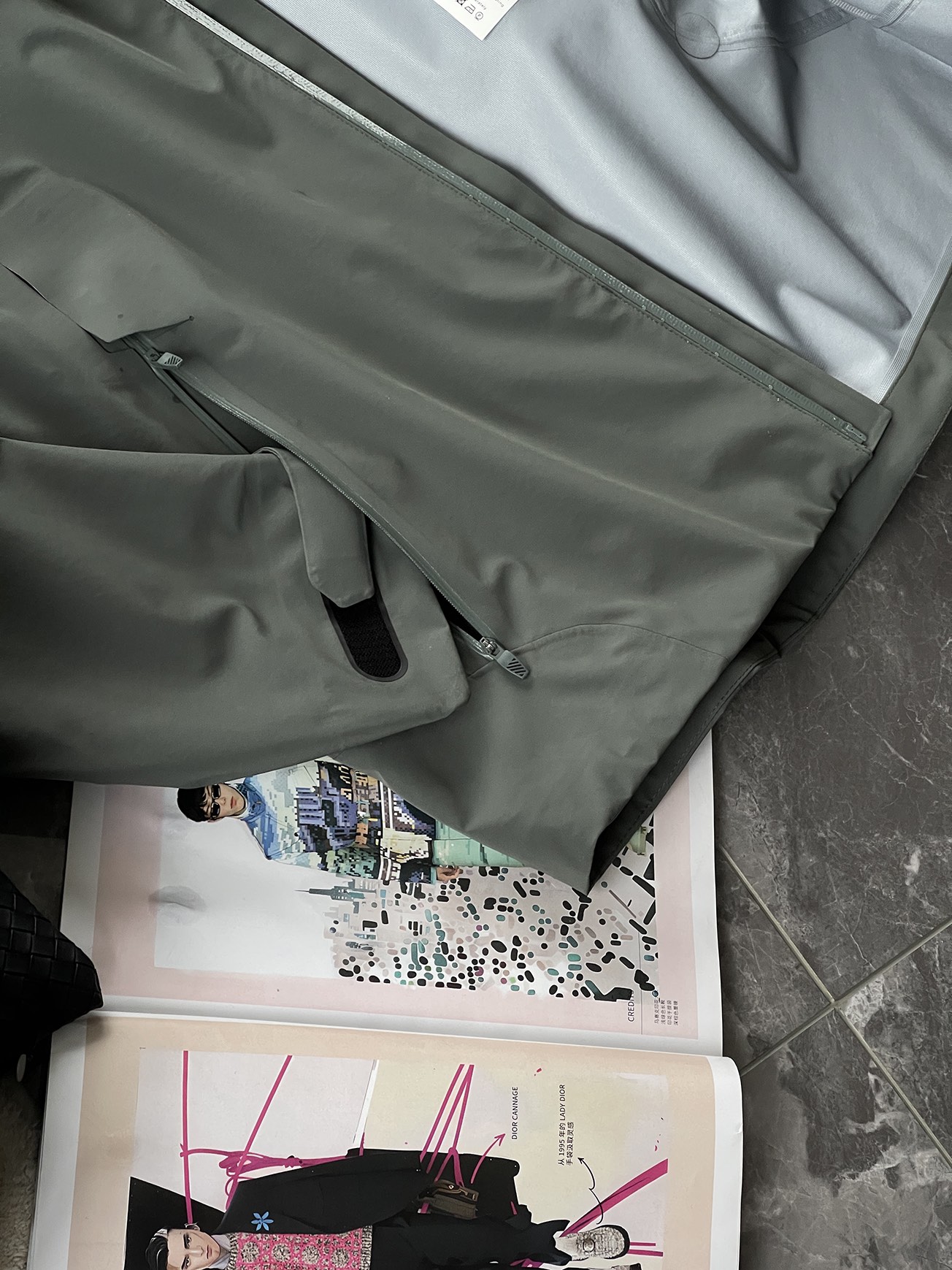 棉服 🆕-这件两件套棉衣，把户外智慧穿进了日常生活 当87.7%锦纶与12.3%氨纶织出四面弹面料，这件