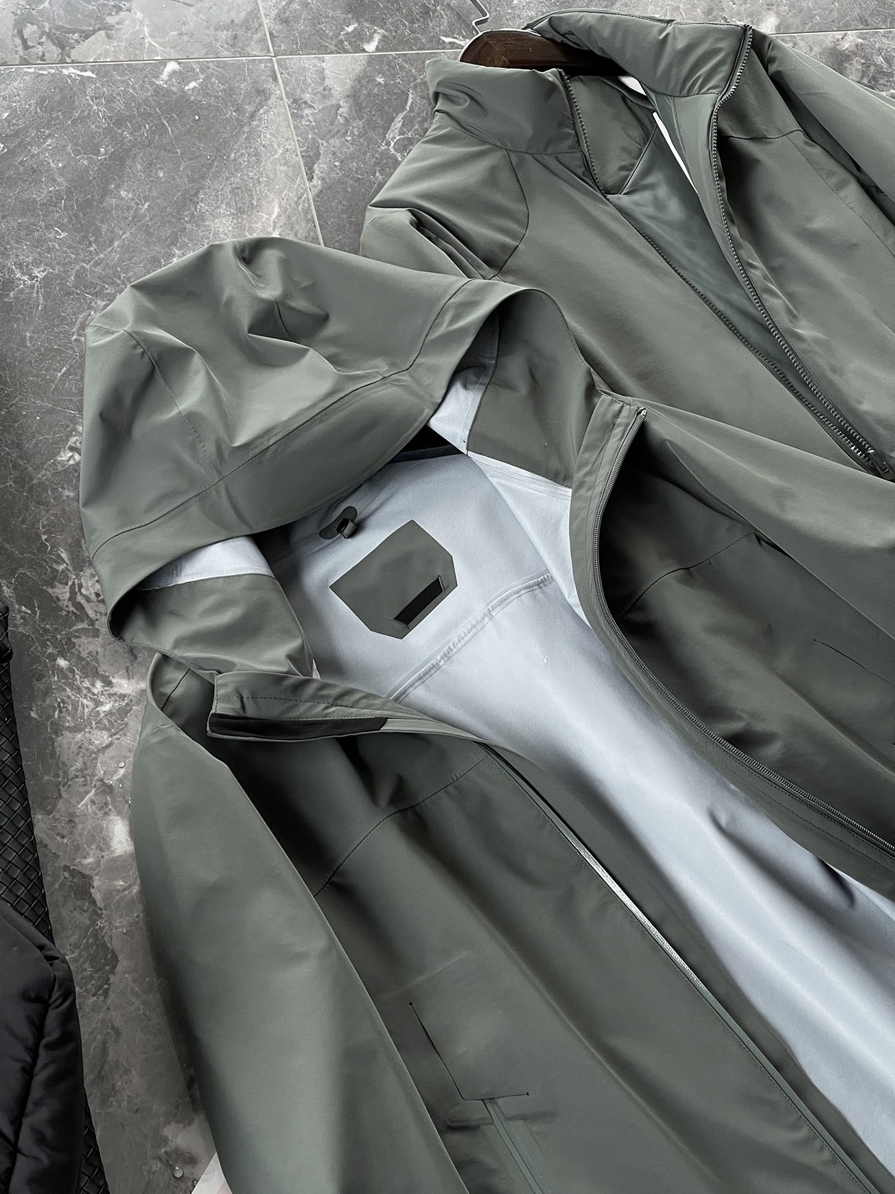 棉服 🆕-这件两件套棉衣，把户外智慧穿进了日常生活 当87.7%锦纶与12.3%氨纶织出四面弹面料，这件