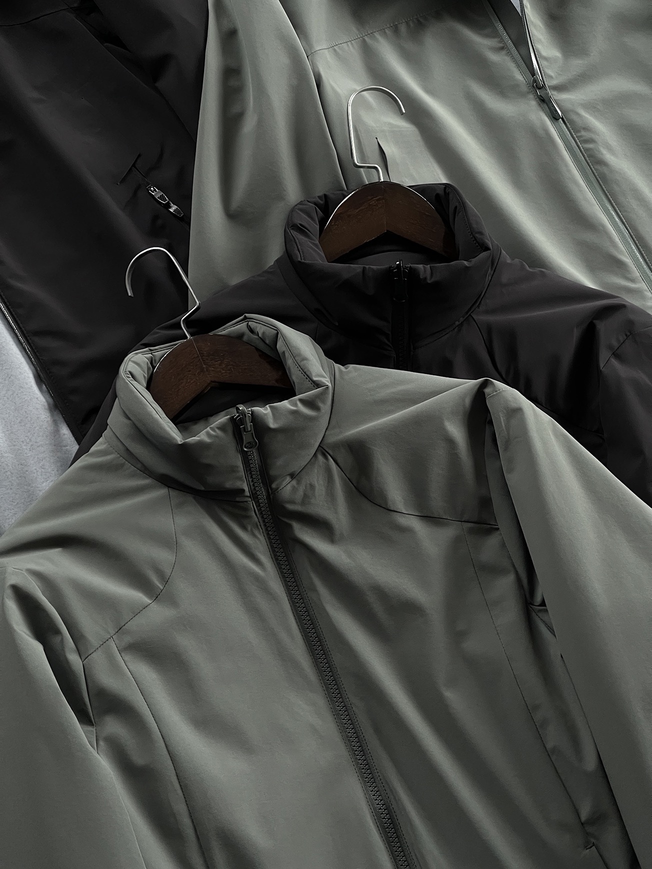 棉服 🆕-这件两件套棉衣，把户外智慧穿进了日常生活 当87.7%锦纶与12.3%氨纶织出四面弹面料，这件