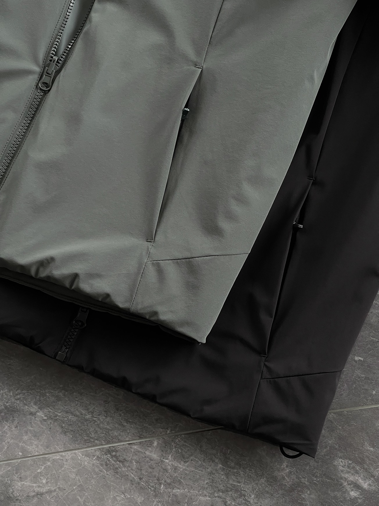 棉服 🆕-这件两件套棉衣，把户外智慧穿进了日常生活 当87.7%锦纶与12.3%氨纶织出四面弹面料，这件