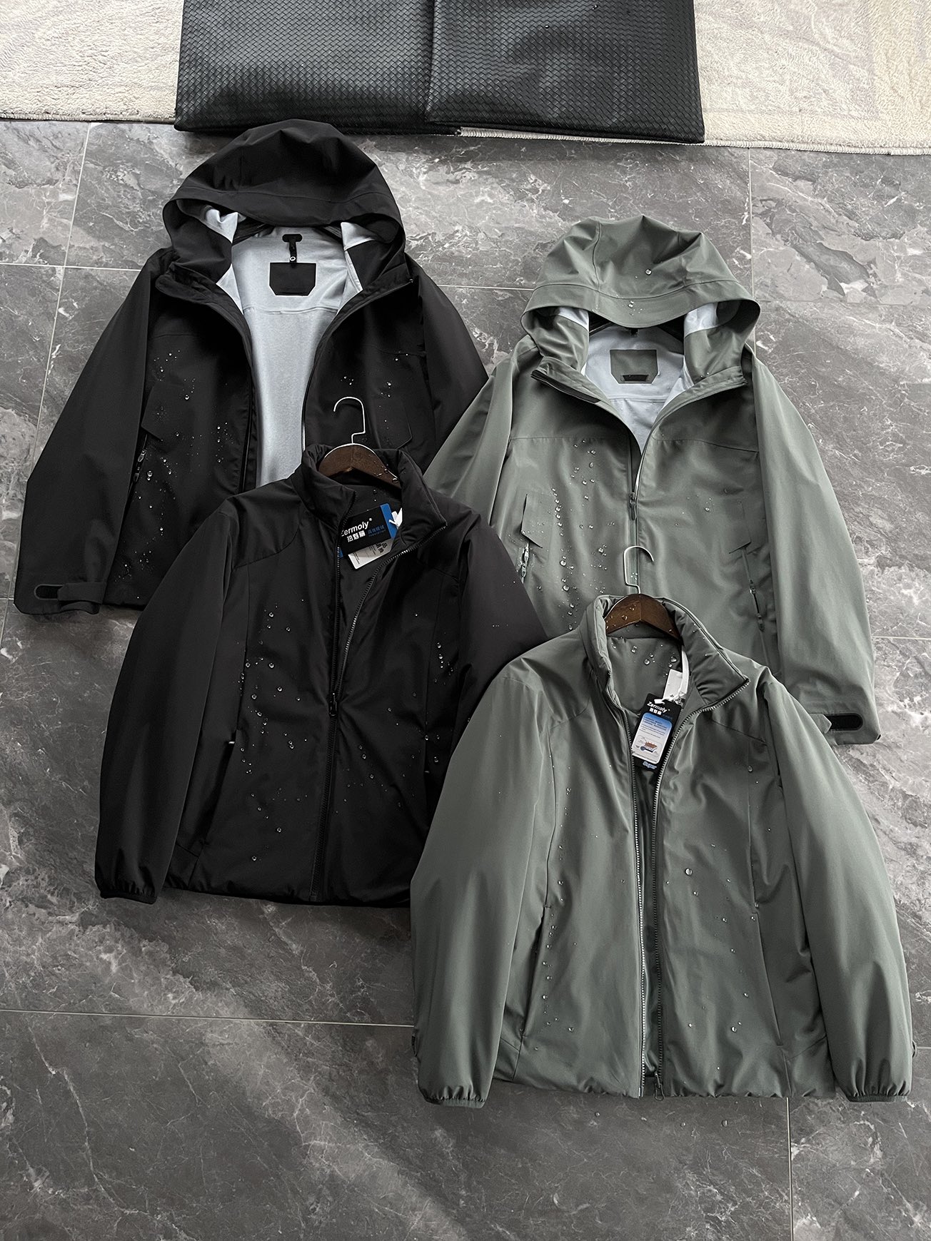 棉服 🆕-这件两件套棉衣，把户外智慧穿进了日常生活 当87.7%锦纶与12.3%氨纶织出四面弹面料，这件