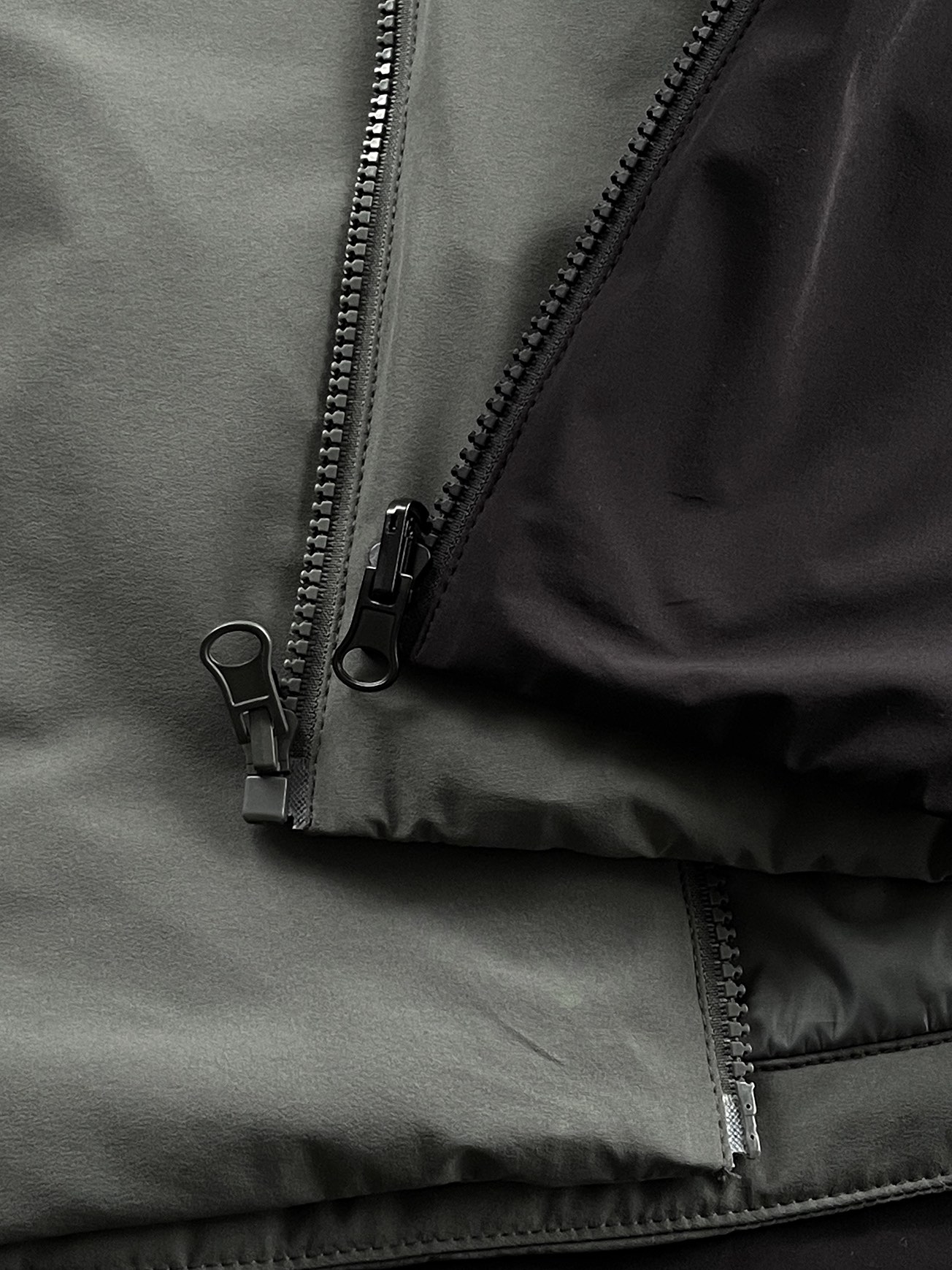 棉服 🆕-这件两件套棉衣，把户外智慧穿进了日常生活 当87.7%锦纶与12.3%氨纶织出四面弹面料，这件