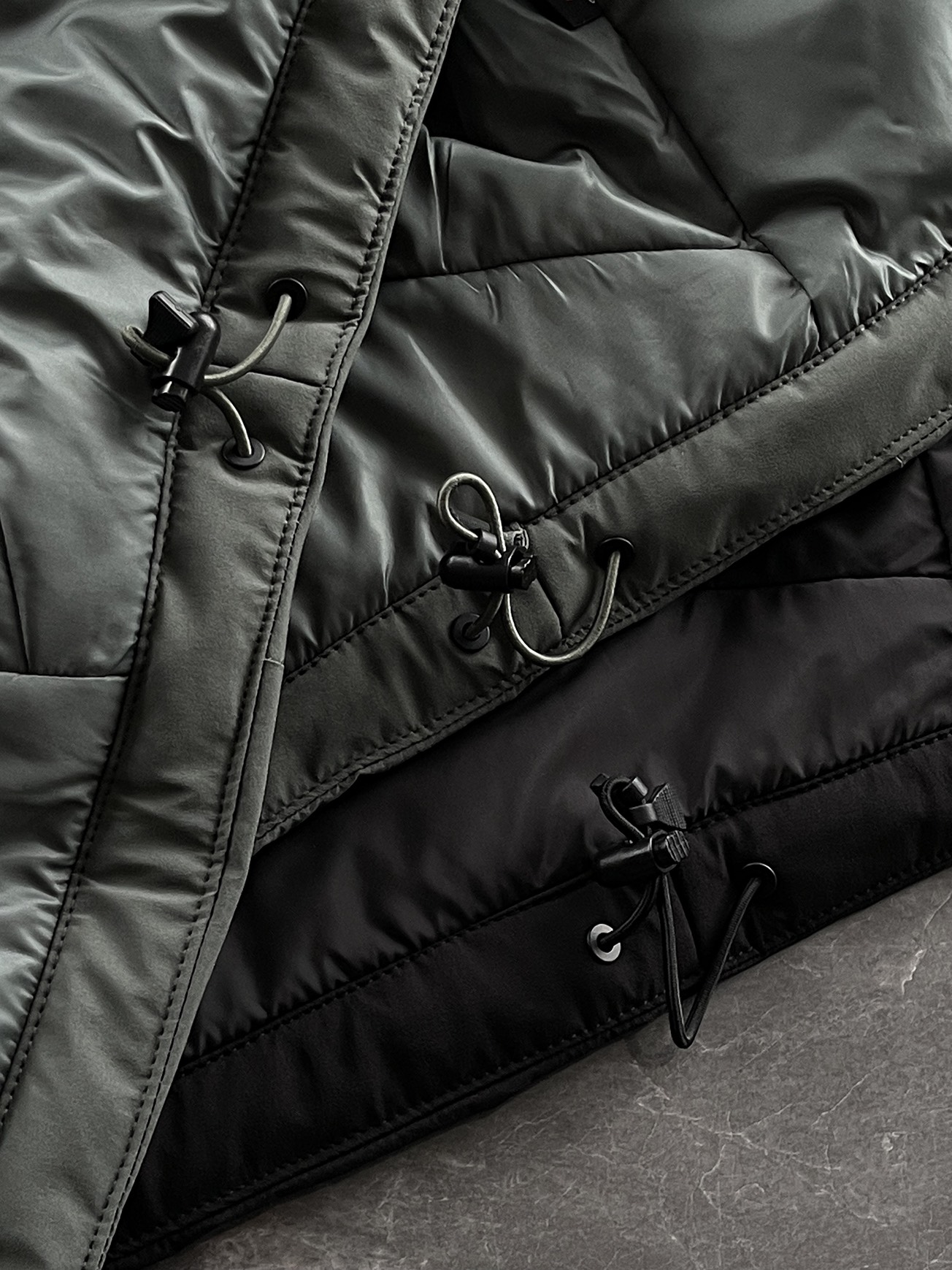 棉服 🆕-这件两件套棉衣，把户外智慧穿进了日常生活 当87.7%锦纶与12.3%氨纶织出四面弹面料，这件