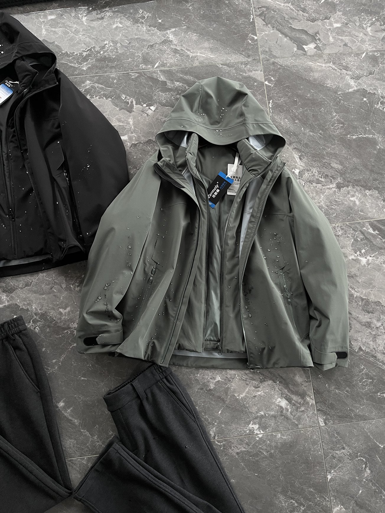 棉服 🆕-这件两件套棉衣，把户外智慧穿进了日常生活 当87.7%锦纶与12.3%氨纶织出四面弹面料，这件