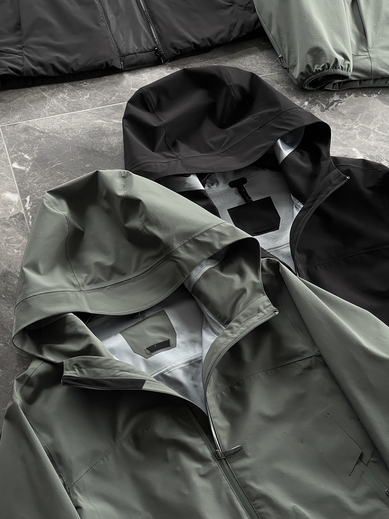 棉服 🆕-这件两件套棉衣，把户外智慧穿进了日常生活 当87.7%锦纶与12.3%氨纶织出四面弹面料，这件