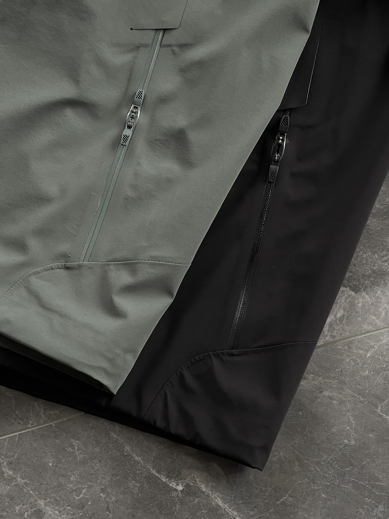 棉服 🆕-这件两件套棉衣，把户外智慧穿进了日常生活 当87.7%锦纶与12.3%氨纶织出四面弹面料，这件