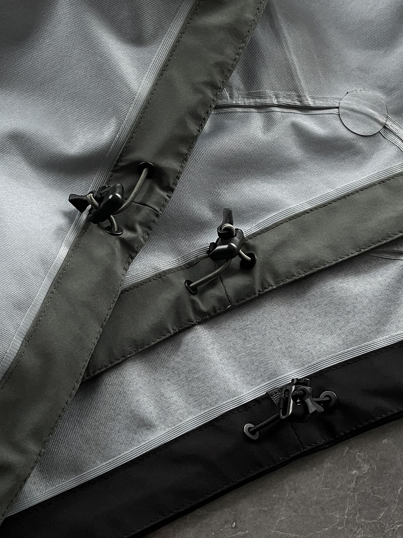 棉服 🆕-这件两件套棉衣，把户外智慧穿进了日常生活 当87.7%锦纶与12.3%氨纶织出四面弹面料，这件