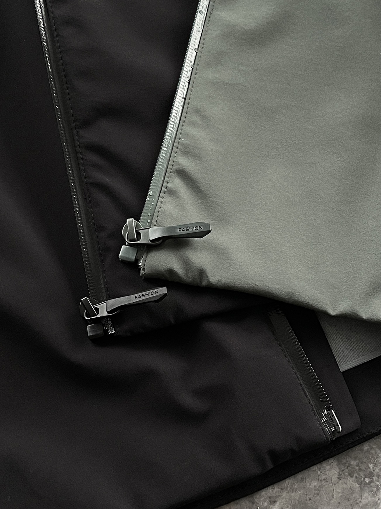 棉服 🆕-这件两件套棉衣，把户外智慧穿进了日常生活 当87.7%锦纶与12.3%氨纶织出四面弹面料，这件