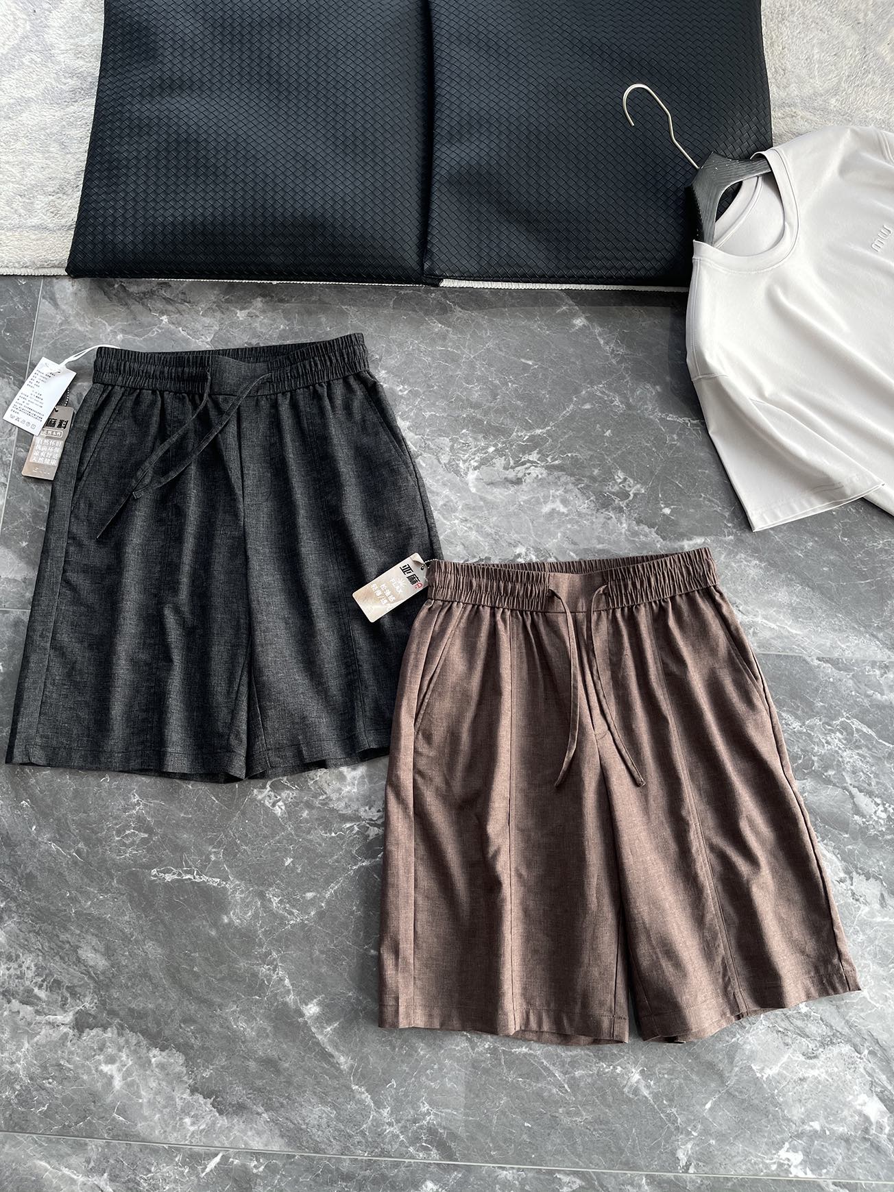 NO:845318,AMN# spring and summer new high-end Tencel linen blend fabric exclusive tag authorized stretch elastic waist men's straight casual shorts with 'comfortable and relaxed' as the core, through the version (wide leg five-point) + fabric (linen blend) + craftsmanship (reinforced details), balance 'retro texture' and 'modern practicality', and the popular trend of 'natural texture, relaxation, blended function', it is a versatile item in the wardrobe.  'Genderless wear' has a neutral version + basic color, which can be worn by both men and women, and is in line with the mainstream trend of 'genderless fashion'. Real quality is the last word!  These shorts are made of custom-woven fabrics with 51.3 linen and 48.7 polyester fiber components. They are made of worsted light linen blended fabrics. Ultra-fine linen fabrics + imported weaving technology will bring you the best wearing experience to the greatest extent. They are breathable and skin-friendly, soft and delicate, close-fitting, light and breathable, refreshing and comfortable, without any stuffy or greasy feeling, bringing you the most comfortable and skin-friendly wearing experience!  The advantage of blending is to balance 'the natural texture of linen' and 'the functionality of polyester'. It has the breathability and retro of linen and the easy care of polyester, which is suitable for daily high-frequency wear. Basic and conventional straight silhouette, simple, casual and versatile shorts!  Color black, khaki Size M-XXL Style number FSYX8716 M size waist 76 hips 108 foot opening 61.6 Pants length 53 L size waist 80 hips 112 feet opening 62.8 pants length 54 XL size waist 84 hips 116 feet opening 64 pants length 55 2XL size waist 88 hips 120 feet opening 65.2  Pants length 56,,shorts,19860909AMN#春夏新款高端天丝亚麻混纺面料独家吊牌授权弹力松紧腰男士直筒休闲短裤  以“舒适松弛”为核心,通过版型（阔腿五分）+面料（亚麻混纺）+工艺（细节加固）,平衡“复古质感”与“现代实用性”,“自然肌理、松弛感、混纺功能”流行趋势,是衣橱百搭单品.  “无性别穿搭”中性版型+基础色,男女皆可驾驭,符合“无性别时尚”的主流趋势. 真正品质才是硬道理！此款短裤采用定织面料51.3亚麻48.7聚酯纤维 成分打造,精纺轻薄亚麻混纺面料制成,超精细亚麻面料+进口机织工艺,最大程度的给你带来最好的穿着体验,透气亲肤柔软细腻,贴身轻薄透气、清爽自在,无任何闷热与腻身感,带来最具舒适亲肤的穿着体验！ 混纺优势平衡“亚麻的天然质感”与“聚酯的功能性”,既有亚麻的透气复古,又有聚酯的易打理,适合日常高频穿着. 基础常规的直筒廓形版型,简洁休闲百搭短裤！ 颜色黑色、卡其色 尺码M-XXL 款号FSYX8716 M码腰围76臀围108脚口61.6 裤长53 L码腰围80 臀围112脚口62.8 裤长54 XL码腰围84臀围116 脚口64裤长55 2XL码腰围88臀围120脚口65.2 裤长56,,shorts,,Men's clothing