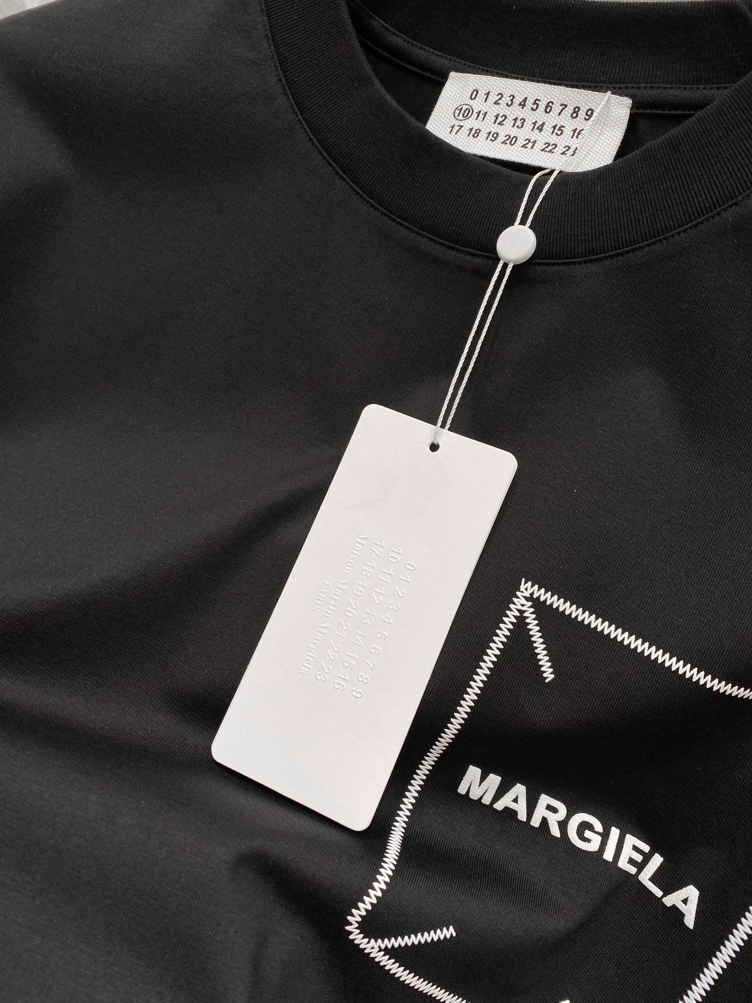 马吉拉2024春夏新款首发专柜最新款短袖圆领T恤高端订制设计前卫时尚！品牌logo重工艺设计高端定制纯棉
