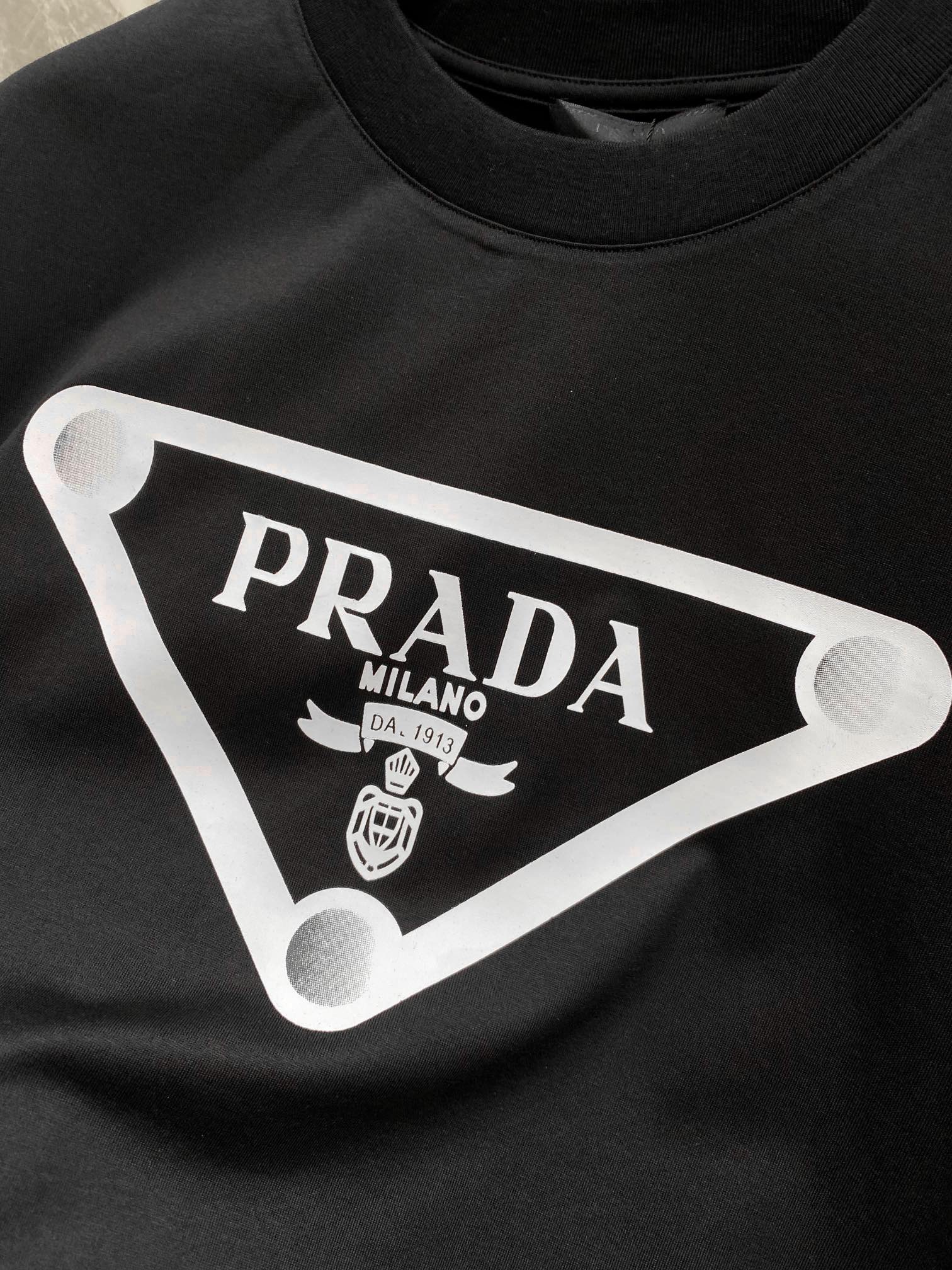 PRADA2024春夏新款首发专柜最新款短袖圆领T恤高端订制设计前卫时尚！品牌logo重工艺设计高端定制