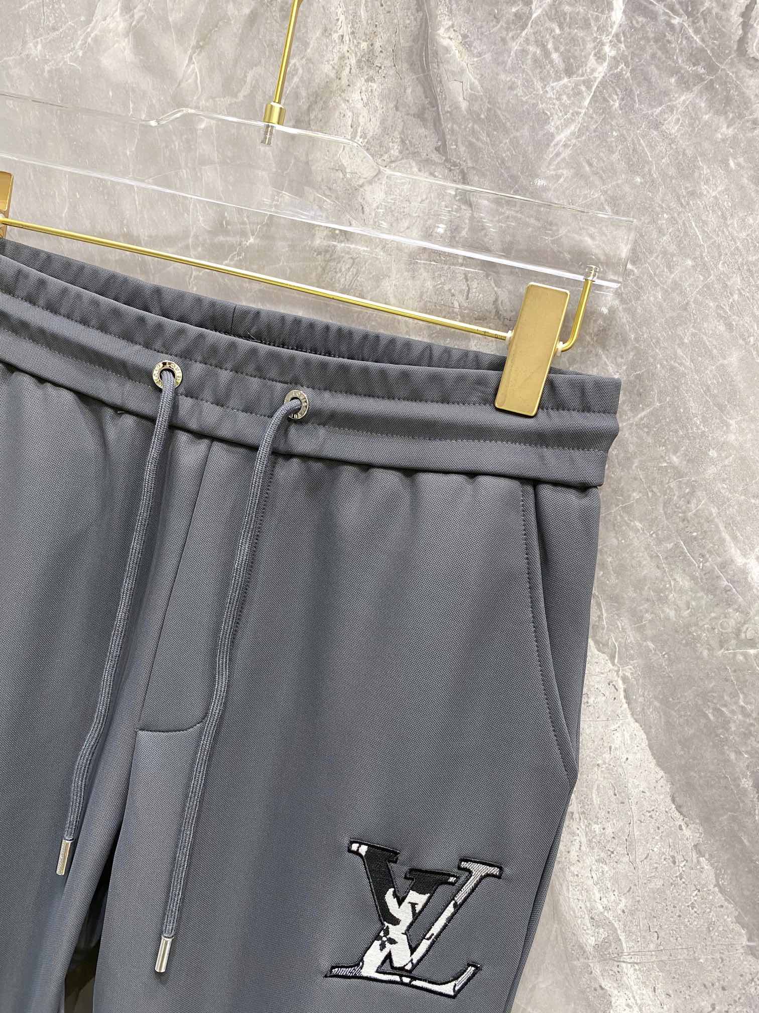LV2024ss春夏最新款休闲卫裤高端品质版型面料五金都是专柜1:1定制裤子是用的100%纯棉面料log
