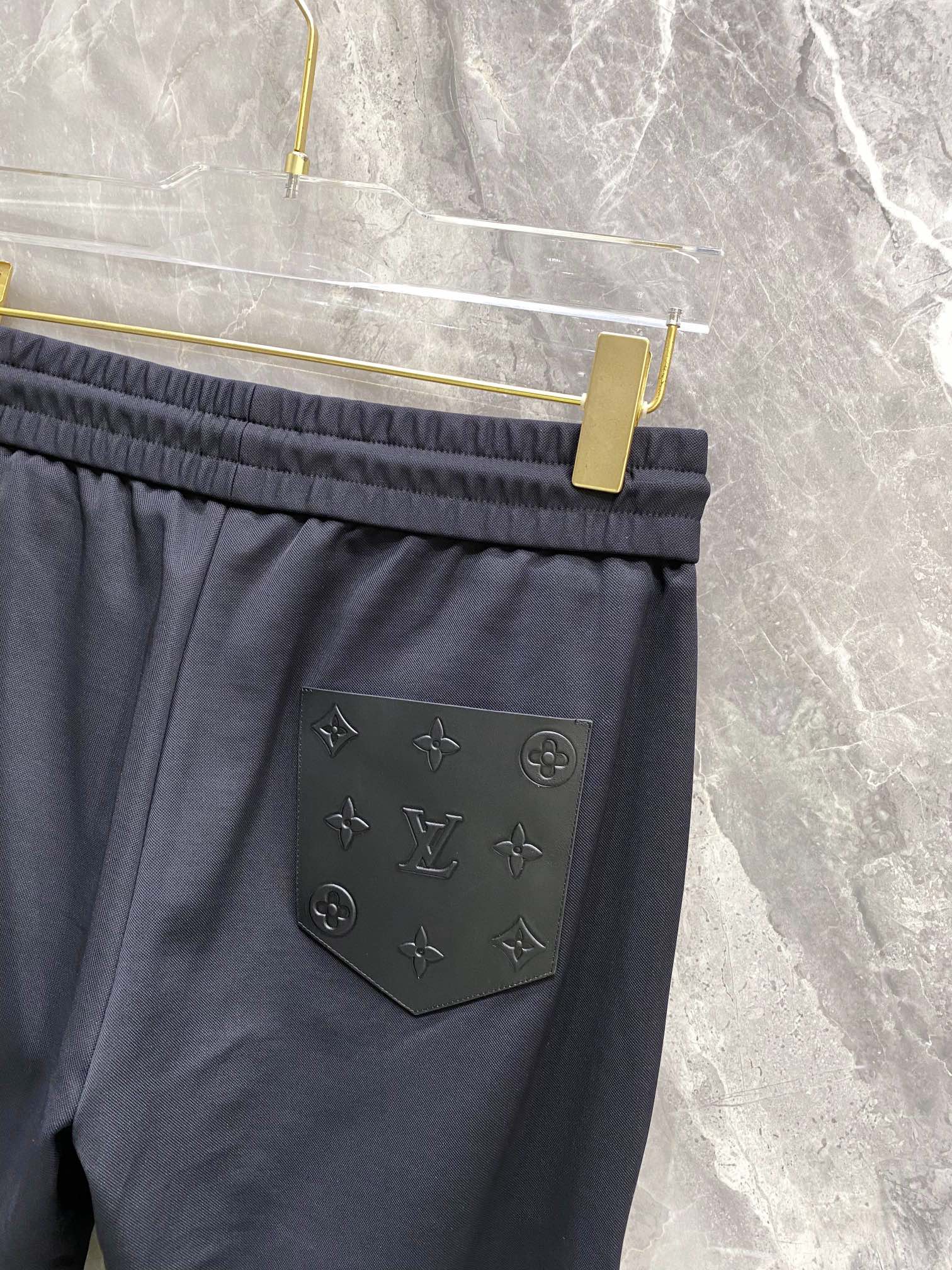 LV2024ss春夏最新款休闲卫裤高端品质版型面料五金都是专柜1:1定制裤子是用的100%纯棉面料log