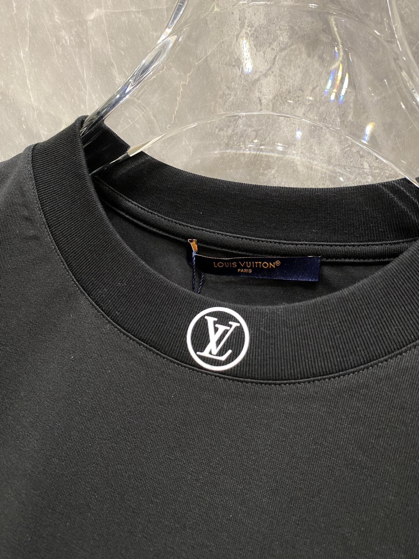LV2024春夏新款首发专柜最新款短袖圆领T恤高端订制设计前卫时尚！品牌logo重工艺设计高端定制纯棉面