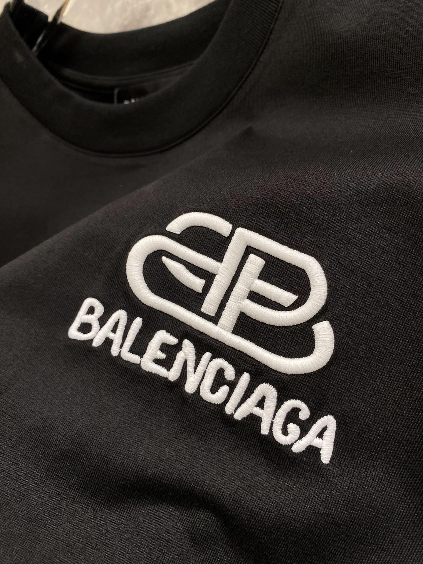 BALENCIAGA2024春夏新款首发专柜最新款短袖圆领T恤高端订制设计前卫时尚！品牌logo重工艺设