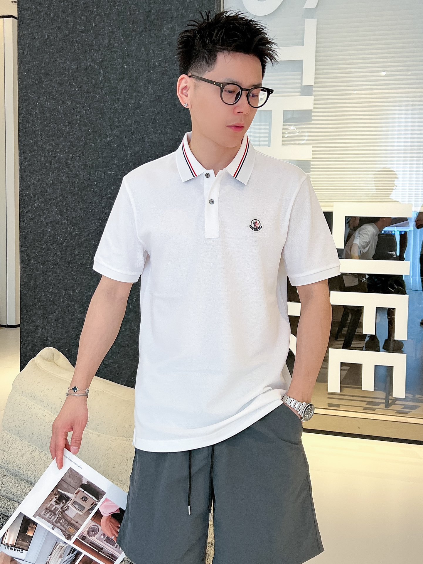 NO:134775,MONCLERss summer new logo men's lapel Polo shirt!  Classic business men's style, high-end men's style at the ceiling level of business men's style!  Simple, fashionable and elegant, single-wearing inner wear is decent, quality control/detail control takes away, low-key, luxurious and connotative!  Customer-supplied fixed mesh flooring cotton cloth is carefully made, the surface of the fabric is evenly arranged and neatly arranged, with excellent breathability and heat dissipation and sweat resistance, and the comfort level of the upper body is completely better than that of ordinary single-sided sweat cloth tissue!  The classic brand LOGO logo on the chest is created with top-level craftsmanship. The LOGO has three-dimensional, clear and full texture, and is an extraordinary product in the classic field whether it is inner wear or single wear!  The exquisite cutting process, the processing of every detail is very standard and delicate, and it is comparable to that of ordinary LOW products on the market. Men must enter the basic versatile Polo shirts!  Color black white Size M-3XL Data reference M: bust 104cm-shoulder width 45cm-length 69cm-sleeve length 21cm L: bust 108cm-shoulder width 46cm-length 70cm-sleeve length 22cm XL: bust 112cm-shoulder width 47cm-length 71cm-sleeve length 23cm XXL: bust 116cm-shoulder width 48cm-sleeve length 72cm-sleeve length 24cm 3XL: bust 120cm-shoulder width 49cm-sleeve length 73cm-sleeve length 24cm, christian louboutin,alexander wang19860909MONCLERss夏季新款 logo男士翻领Polo衫！经典商务男款,高端男装的天花板级别的商务男款！简约时尚大气不失优雅,单穿内搭体面过人,品质控/细节控的闭眼带走,低调又奢华有内涵！ 客供定织网眼珠地棉布精心制成,面料表面排列均匀整齐的网眼纹理,透气性和散热排汗性极佳,上身舒适程度完全优于普通单面汗布组织！胸前经典的品牌LOGO标识,采用顶级工艺打造,LOGO立体清晰饱满,质感非凡的特质,无论是内搭还是单穿都是一款经典领域的产品！精妙绝伦的裁剪工艺,每一个细节处理的非常标准细腻,非市面一般LOW货可以媲美的,男士必入基础百搭款Polo衫推荐！ 颜色黑色 白色 尺码M-3XL 数据参考 M码:胸围104cm-肩宽45cm-衣长69cm-袖长21cm L码:胸围108cm-肩宽46cm-衣长70cm-袖长22cm XL码:胸围112cm-肩宽47cm-衣长71cm-袖长23cm XXL码:胸围116cm-肩宽48cm-衣长72cm-袖长24cm 3XL码:胸围120cm-肩宽49cm-衣长73cm-袖长24cm,,christian louboutin,alexander wang,Men's clothing