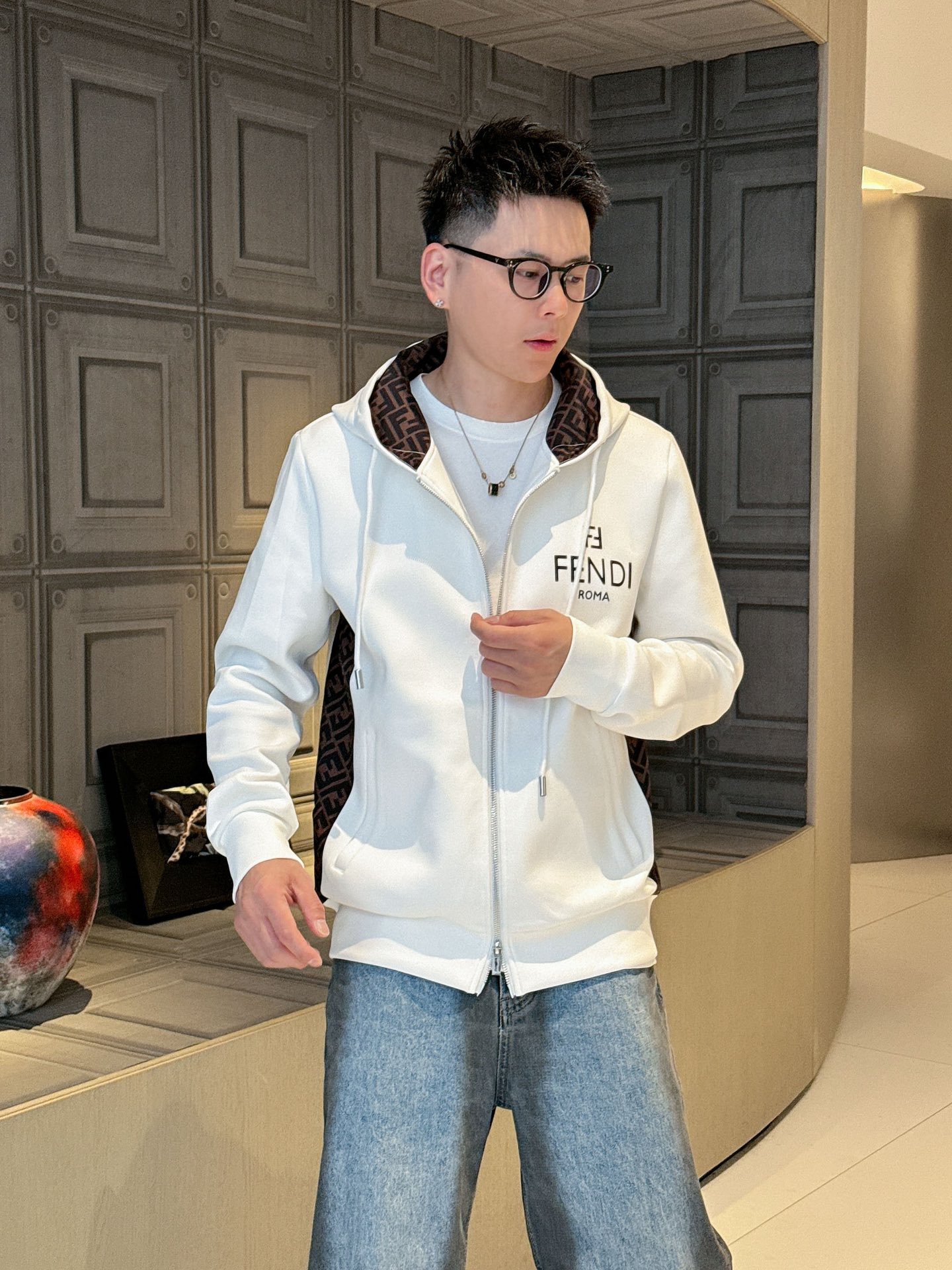 NO:525909,Fendi 2025 Early Autumn New Jacket Jacket!  This year's new counter products, cool and handsome men's fashion and urban style, with customized fabrics, which are not comparable to ordinary fabrics. Very charming design, very detailed, and it is very difficult to make such a textured fabric. It is a very technical one. Details determine the high-end. The minimalist design elements of the season, a must-have item for trendy men, and a perfect version. Highly recommended!  Color.Black and White Size m-3xl,,fendi,jackets & coats,jackets & coats,alexander wang19860909芬迪2025早秋 新款 夹克外套！今年的专柜新品,男士帅酷爆款 时尚都市百搭款,特供定制面料,不是一般面料所能对比的产品.非常极具魅力的设计,细节非常到位,这么有质感面料做出来非常有难度,要非常讲究技术的一款,细节决定高端.极简当季的设计元素,潮男必备单品,完美版型,强烈推荐！ 颜色.黑色 白色 尺码m-3xl,,fendi,jackets & coats,jackets & coats,alexander wang,Men's clothing