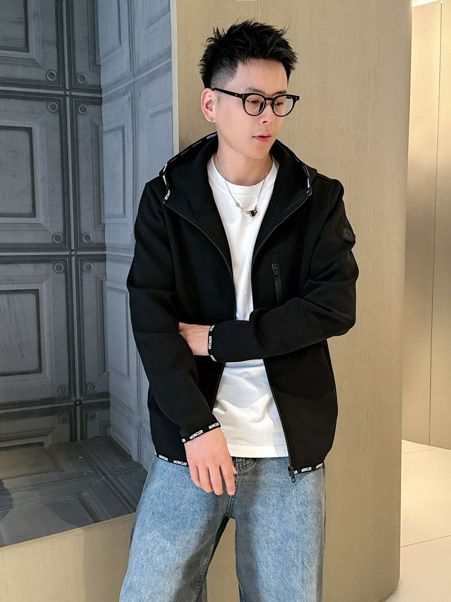 NO:525911,Meng**kou early autumn 2025 latest casual jacket, high-end quality, style fabrics and hardware are customized 1:1 for counters, the most popular air-layer pure cotton fabric at the moment, the logo is decorated with brand classic rubber stamps, fashionable, high-end and atmospheric, handsome and stylish, not restrained at all, high-quality imported pure cotton material, the upper body is super comfortable!  Paired with classic logo webbing access control edge embellishments. The whole piece is super cool and upscale!  The upper body is not thick, showing the fashionable and personalized atmosphere!  Color: Black White Number of codes: M-XXXL, Jackets & coats,alexander wang19860909蒙**口2025早秋 最新款休闲外套 高端品质 版型面料五金都是专柜1:1定制 当下最流行空气层纯棉面料 logo采用品牌经典胶章装饰 时髦高端大气 身上帅气有型,一点不拘束、采用优质进口纯棉材质,上身超级舒适！搭配经典logo织带门禁包边点缀.整件超级酷炫上档次！上身不厚重,尽显时尚个性气息！ 颜色:黑色 白色 码数:M-XXXL,,jackets & coats,alexander wang,Men's clothing