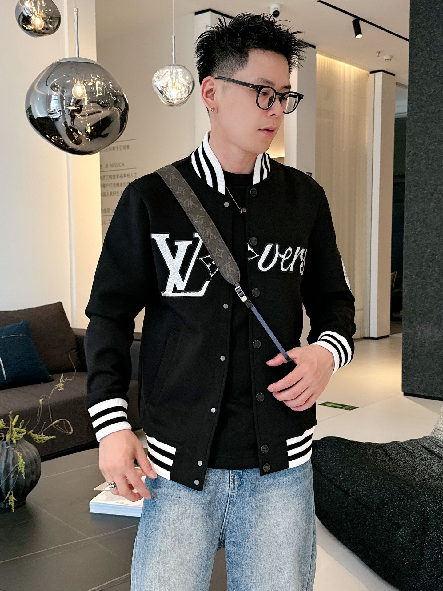 NO:525836,Counter [LV] Master made 2025 early autumn new casual jacket!  The counter is synchronized. The details are exquisite and high-end, and the brand logo is full of high-end feeling. The custom fabric shows more youthful and energetic. Custom high-end fabrics are crisp and stylish on the upper body, comfortable and not tight. The custom metal logo zipper is very classy, ​​and the clean and neat tailoring is full of urban style. Just wear it. It is the first choice for high-end fashion and fashionable people. The upper body effect is super good!  Code number M-3XL, louis vuitton, jackets & coats,alexander wang19860909专柜【LV】 大师制作 2025早秋 新款休闲外套！专柜同步.细节精致高级,品牌logo高级感满满.定织面料更显年轻活力,定制高端面料,上身挺括有型,舒适不紧绷.定制金属logo拉链非常有档次,干净利落的剪裁都市风十足,穿上心情就好,高端潮流时尚人士首选,上身效果超级好看！ 码数M-3XL,,louis vuitton,jackets & coats,alexander wang,Men's clothing