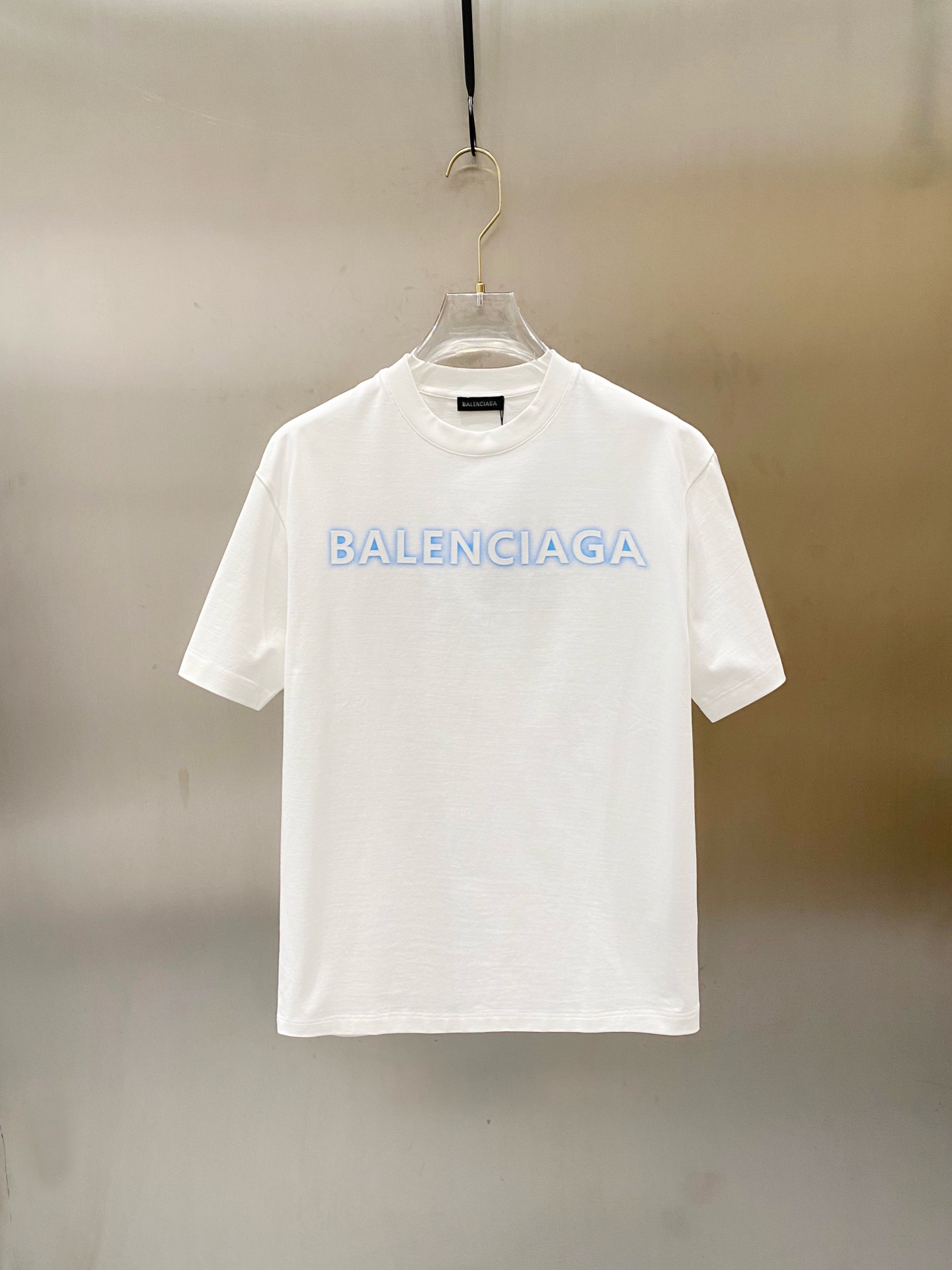     BALENCIAGA 春夏新款首发专柜最新款短袖圆领T恤 高端订制 设计前卫时尚！品牌logo重工艺设计 高端定制丝光长绒棉面料.手感柔软.穿着舒适.专柜级别精致车线.做工精细.上身效果无敌帅气！型男必备单品！\n颜色：黑色 白色\n码数：M-XL\n