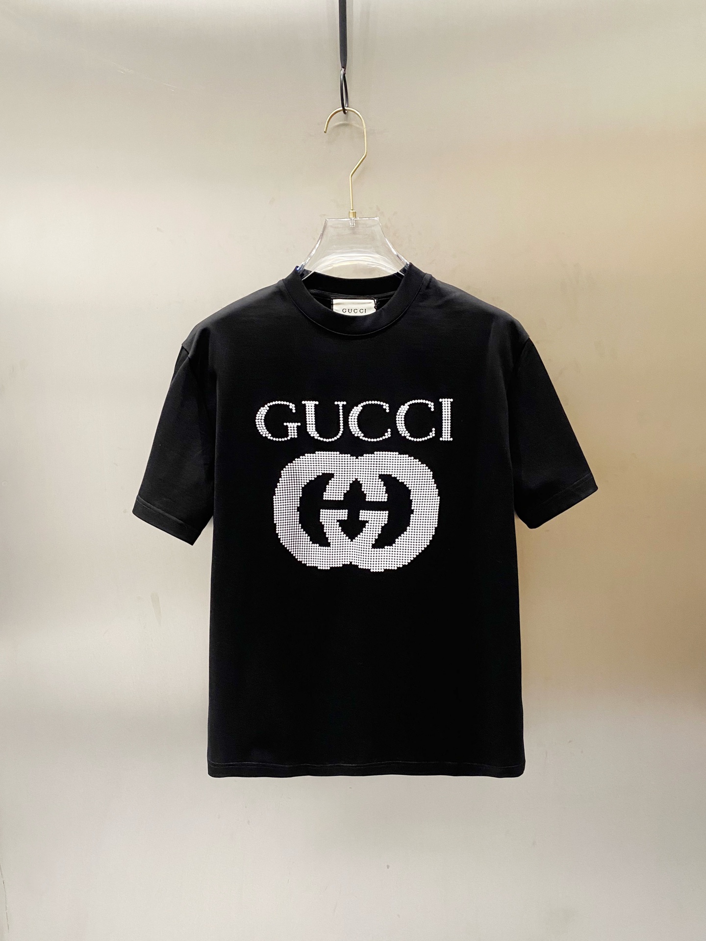     GUCCI   春夏新款首发专柜最新款短袖圆领T恤 高端订制 设计前卫时尚！品牌logo重工艺设计 高端定制丝光长绒棉面料.手感柔软.穿着舒适.专柜级别精致车线.做工精细.上身效果无敌帅气！型男必备单品！\n颜色：黑色 白色\n码数：M-XL\n