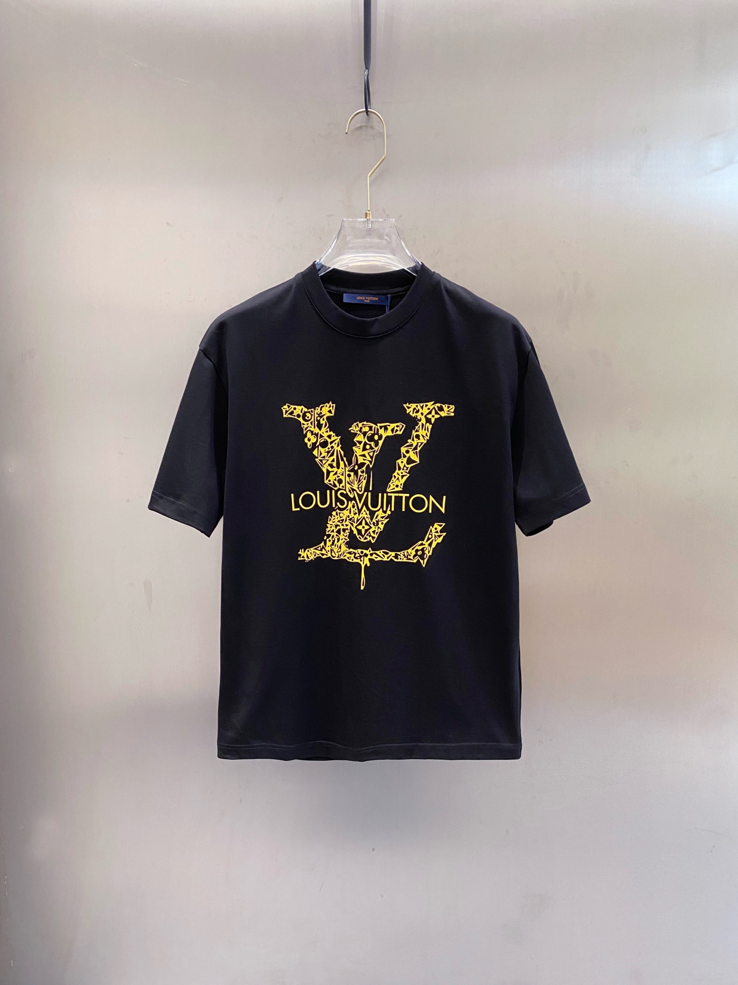     LV   春夏新款首发专柜最新款短袖圆领T恤 高端订制 设计前卫时尚！品牌logo重工艺设计 高端定制丝光长绒棉面料.手感柔软.穿着舒适.专柜级别精致车线.做工精细.上身效果无敌帅气！型男必备单品！\n颜色：黑色 白色\n码数：M-XL\n