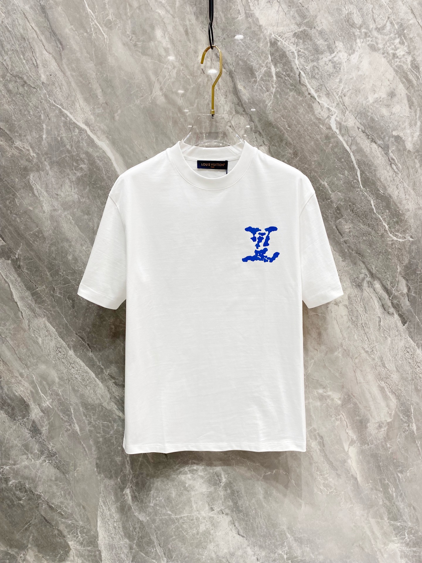 NO:124599,LV2025 spring and summer new style first-time counter latest short-sleeved round-neck T-shirt, high-end customization, avant-garde and fashionable design!  Brand logo heavy craft design, high-end customized mercerated long cotton fabric, soft feel, comfortable to wear, exquisite counter-level car line, fine workmanship, invincible and handsome upper body effect!  A must-have item for handsome men!  Color black white Number M-3XL, louis vuitton, T-shirt,tees, t-shirt,alexander wang19860909LV2025春夏新款首发专柜最新款短袖圆领T恤 高端订制 设计前卫时尚！品牌logo重工艺设计 高端定制丝光长绒棉面料.手感柔软.穿着舒适.专柜级别精致车线.做工精细.上身效果无敌帅气！型男必备单品！ 颜色黑色 白色 码数M-3XL,,louis vuitton,T-shirt,tees，t-shirt,alexander wang,Men's clothing