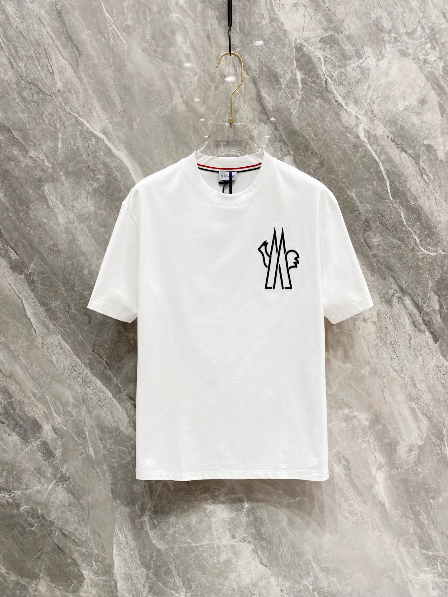 NO:124594,MONCRER 2025 spring and summer new style first-time counter latest short-sleeved round-neck T-shirt, high-end customization, avant-garde and fashionable design!  Brand logo heavy craft design, high-end customized mercerated long cotton fabric, soft feel, comfortable to wear, exquisite counter-level car line, fine workmanship, invincible and handsome upper body effect!  A must-have item for handsome men!  Color black white Number M-3XL, T-shirt,tees,t-shirt,alexander wang19860909MONCRER 2025春夏新款首发专柜最新款短袖圆领T恤 高端订制 设计前卫时尚！品牌logo重工艺设计 高端定制丝光长绒棉面料.手感柔软.穿着舒适.专柜级别精致车线.做工精细.上身效果无敌帅气！型男必备单品！ 颜色黑色 白色 码数M-3XL,,T-shirt,tees，t-shirt,alexander wang,Men's clothing