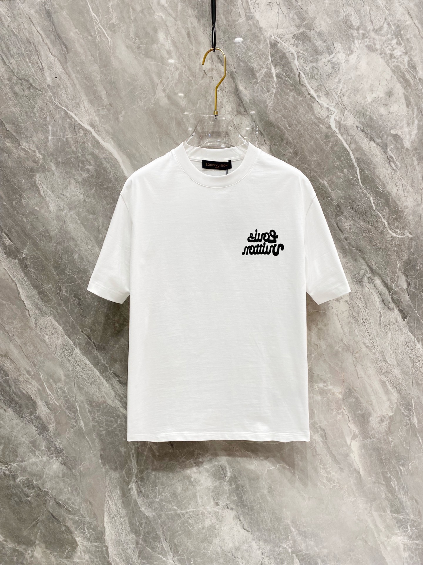 NO:124592,LV2025 spring and summer new style first-time counter latest short-sleeved round-neck T-shirt, high-end customization, avant-garde and fashionable design!  Brand logo heavy craft design, high-end customized mercerated long cotton fabric, soft feel, comfortable to wear, exquisite counter-level car line, fine workmanship, invincible and handsome upper body effect!  A must-have item for handsome men!  Color black white Number M-3XL, louis vuitton, T-shirt,tees, t-shirt,alexander wang19860909LV2025春夏新款首发专柜最新款短袖圆领T恤 高端订制 设计前卫时尚！品牌logo重工艺设计 高端定制丝光长绒棉面料.手感柔软.穿着舒适.专柜级别精致车线.做工精细.上身效果无敌帅气！型男必备单品！ 颜色黑色 白色 码数M-3XL,,louis vuitton,T-shirt,tees，t-shirt,alexander wang,Men's clothing