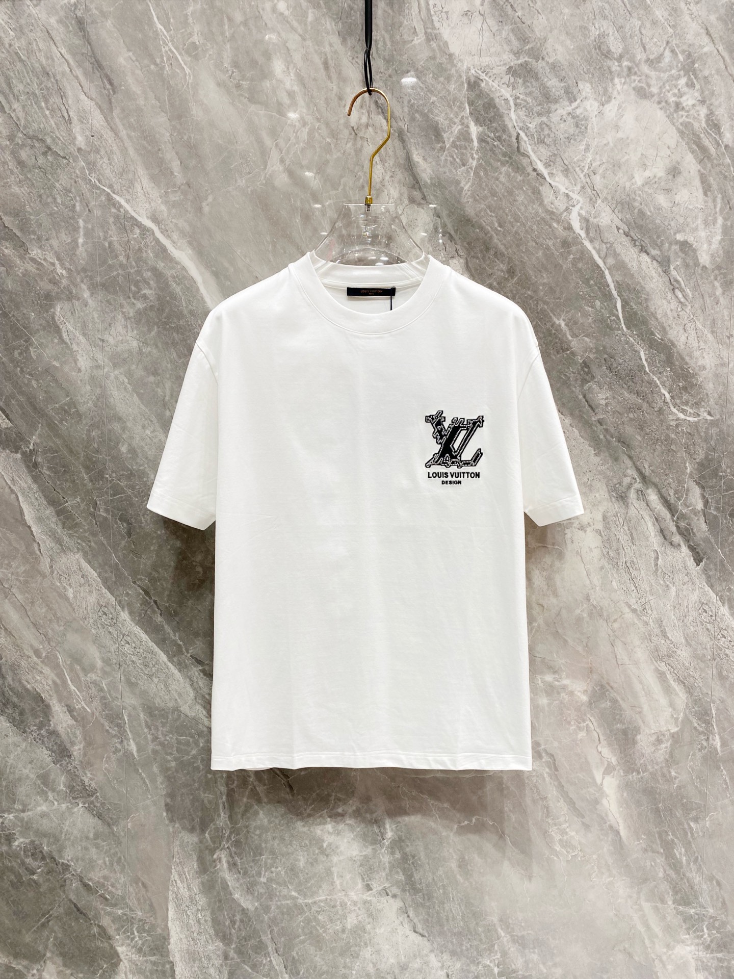 NO:124588,LV2025 spring and summer new style first-time counter latest short-sleeved round-neck T-shirt, high-end customization, avant-garde and fashionable design!  Brand logo heavy craft design, high-end customized mercerated long cotton fabric, soft feel, comfortable to wear, exquisite counter-level car line, fine workmanship, invincible and handsome upper body effect!  A must-have item for handsome men!  Color black white Number M-3XL, louis vuitton, T-shirt,tees, t-shirt,alexander wang19860909LV2025春夏新款首发专柜最新款短袖圆领T恤 高端订制 设计前卫时尚！品牌logo重工艺设计 高端定制丝光长绒棉面料.手感柔软.穿着舒适.专柜级别精致车线.做工精细.上身效果无敌帅气！型男必备单品！ 颜色黑色 白色 码数M-3XL,,louis vuitton,T-shirt,tees，t-shirt,alexander wang,Men's clothing