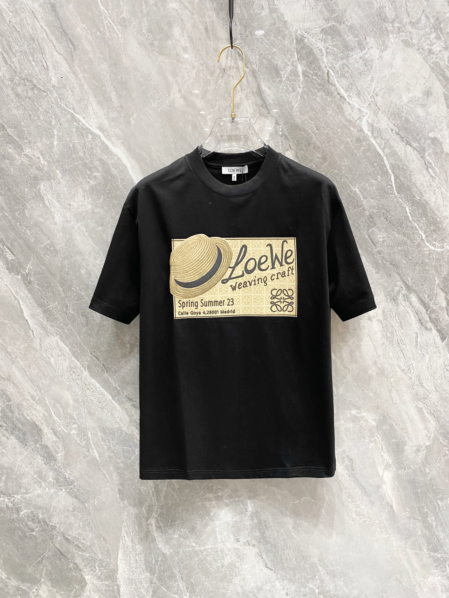 NO:124586,LOEWE2025 spring and summer new style first-time counter latest short-sleeved round-neck T-shirt, high-end customization, avant-garde and fashionable design!  Brand logo heavy craft design, high-end customized mercerated long cotton fabric, soft feel, comfortable to wear, exquisite counter-level car line, fine workmanship, invincible and handsome upper body effect!  A must-have item for handsome men!  Color black white Number M-3XL, loewe, T-shirt,tees, t-shirt,alexander wang19860909LOEWE2025春夏新款首发专柜最新款短袖圆领T恤 高端订制 设计前卫时尚！品牌logo重工艺设计 高端定制丝光长绒棉面料.手感柔软.穿着舒适.专柜级别精致车线.做工精细.上身效果无敌帅气！型男必备单品！ 颜色黑色 白色 码数M-3XL,,loewe,T-shirt,tees，t-shirt,alexander wang,Men's clothing