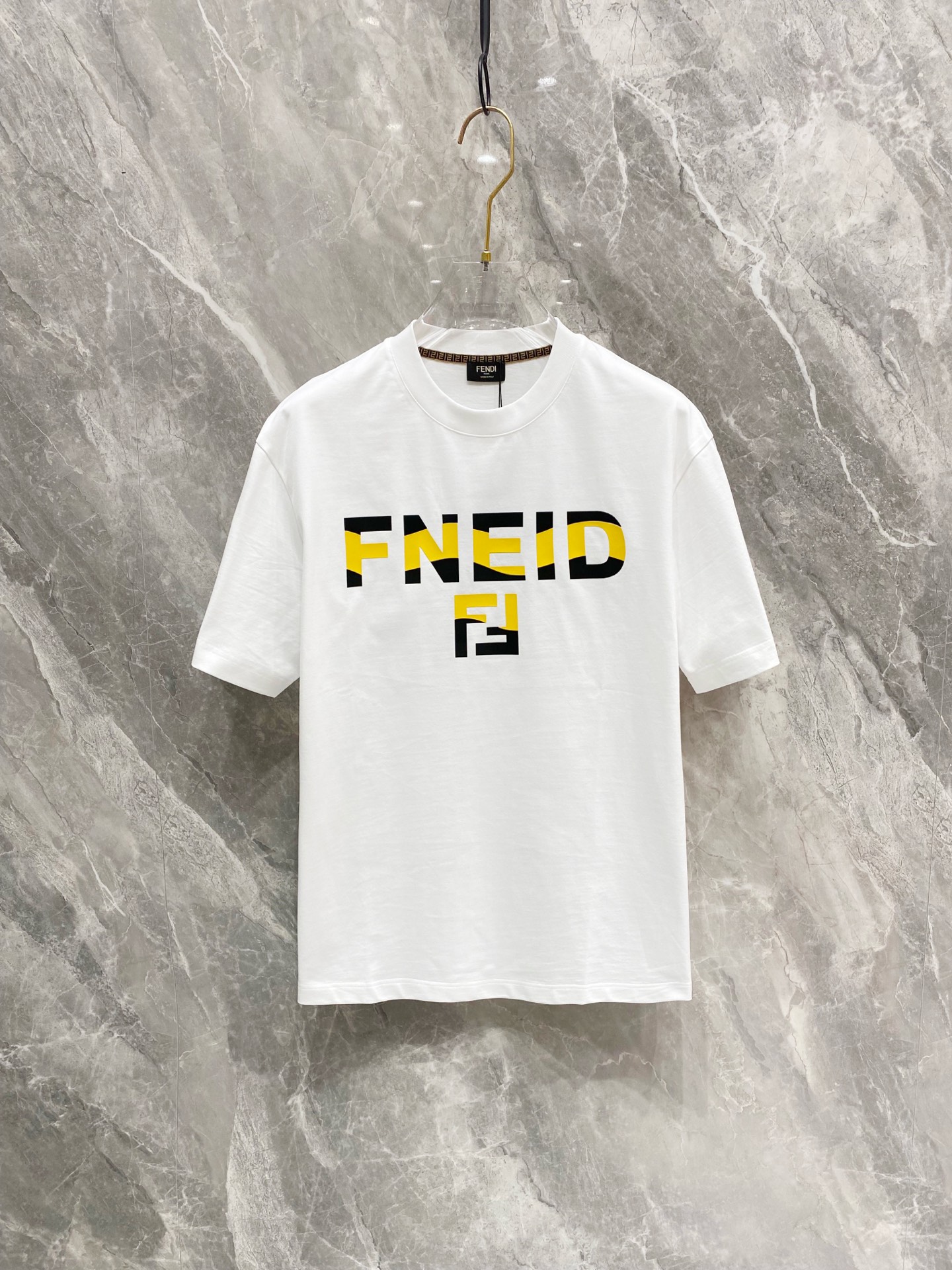NO:124584,FENDI2025 spring and summer new style first-time counter latest short-sleeved round-neck T-shirt, high-end customization, avant-garde and fashionable design!  Brand logo heavy craft design, high-end customized mercerated long cotton fabric, soft feel, comfortable to wear, exquisite counter-level car line, fine workmanship, invincible and handsome upper body effect!  A must-have item for handsome men!  Color black white Number M-3XL, fendi, T-shirt,tees, t-shirt,alexander wang19860909FENDI2025春夏新款首发专柜最新款短袖圆领T恤 高端订制 设计前卫时尚！品牌logo重工艺设计 高端定制丝光长绒棉面料.手感柔软.穿着舒适.专柜级别精致车线.做工精细.上身效果无敌帅气！型男必备单品！ 颜色黑色 白色 码数M-3XL,,fendi,T-shirt,tees，t-shirt,alexander wang,Men's clothing