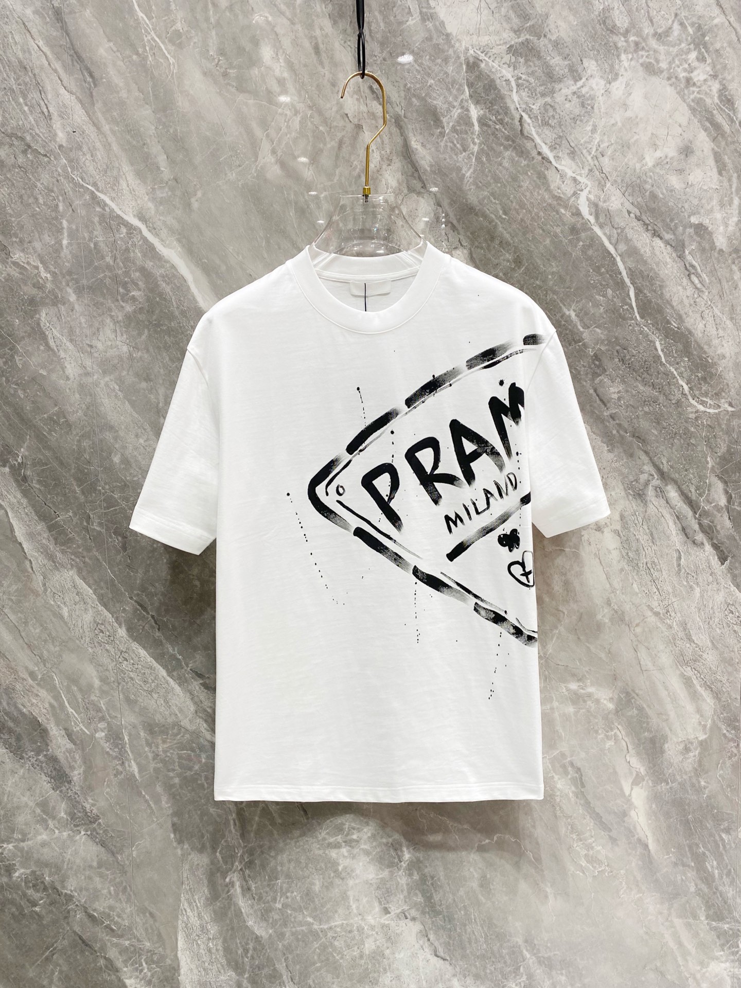 NO:124582,PRADA 2025 spring and summer new style first-time counter latest short-sleeved round-neck T-shirt, high-end customization, avant-garde and fashionable design!  Brand logo heavy craft design, high-end customized mercerated long cotton fabric, soft feel, comfortable to wear, exquisite counter-level car line, fine workmanship, invincible and handsome upper body effect!  A must-have item for handsome men!  Color black white Number M-3XL, prada, T-shirt,tees, t-shirt,alexander wang19860909PRADA2025春夏新款首发专柜最新款短袖圆领T恤 高端订制 设计前卫时尚！品牌logo重工艺设计 高端定制丝光长绒棉面料.手感柔软.穿着舒适.专柜级别精致车线.做工精细.上身效果无敌帅气！型男必备单品！ 颜色黑色 白色 码数M-3XL,,prada,T-shirt,tees，t-shirt,alexander wang,Men's clothing