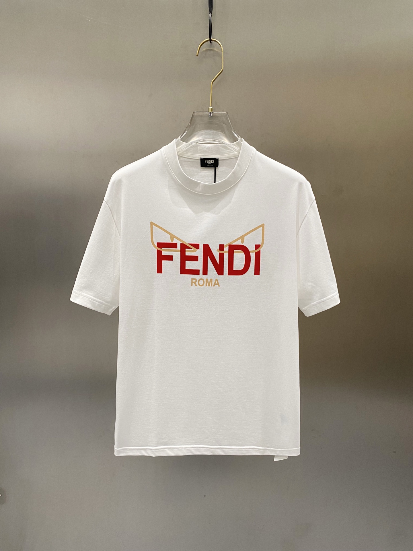     FENDI   春夏新款首发专柜最新款短袖圆领T恤 高端订制 设计前卫时尚！品牌logo重工艺设计 高端定制丝光长绒棉面料.手感柔软.穿着舒适.专柜级别精致车线.做工精细.上身效果无敌帅气！型男必备单品！\n颜色：黑色 白色\n码数：M-XL\n