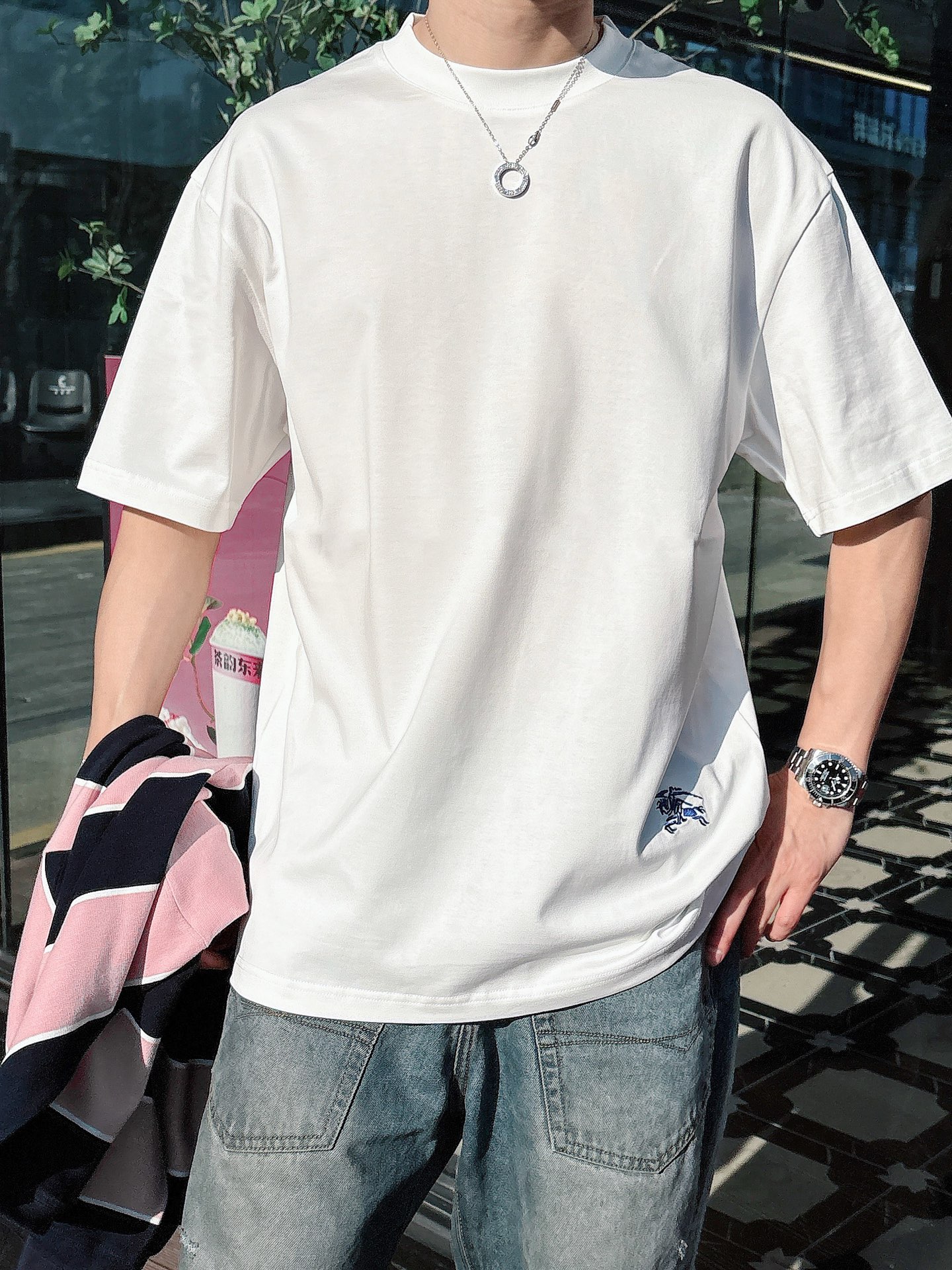 NO:141080,BURBERRY 2025 spring and summer new style first-time counter latest short-sleeved round neck T-shirt, high-end customization, avant-garde and fashionable design!  Brand logo heavy craft design, high-end customized mercerated long cotton fabric, soft feel, comfortable to wear, exquisite counter-level car line, fine workmanship, invincible and handsome upper body effect!  A must-have item for handsome men!  Color black white Number M-3XL, burberry, T-shirt,tees, t-shirt,alexander wang19860909BURBERRY 2025春夏新款首发专柜最新款短袖圆领T恤 高端订制 设计前卫时尚！品牌logo重工艺设计 高端定制丝光长绒棉面料.手感柔软.穿着舒适.专柜级别精致车线.做工精细.上身效果无敌帅气！型男必备单品！ 颜色黑色 白色 码数M-3XL,,burberry,T-shirt,tees，t-shirt,alexander wang,Men's clothing