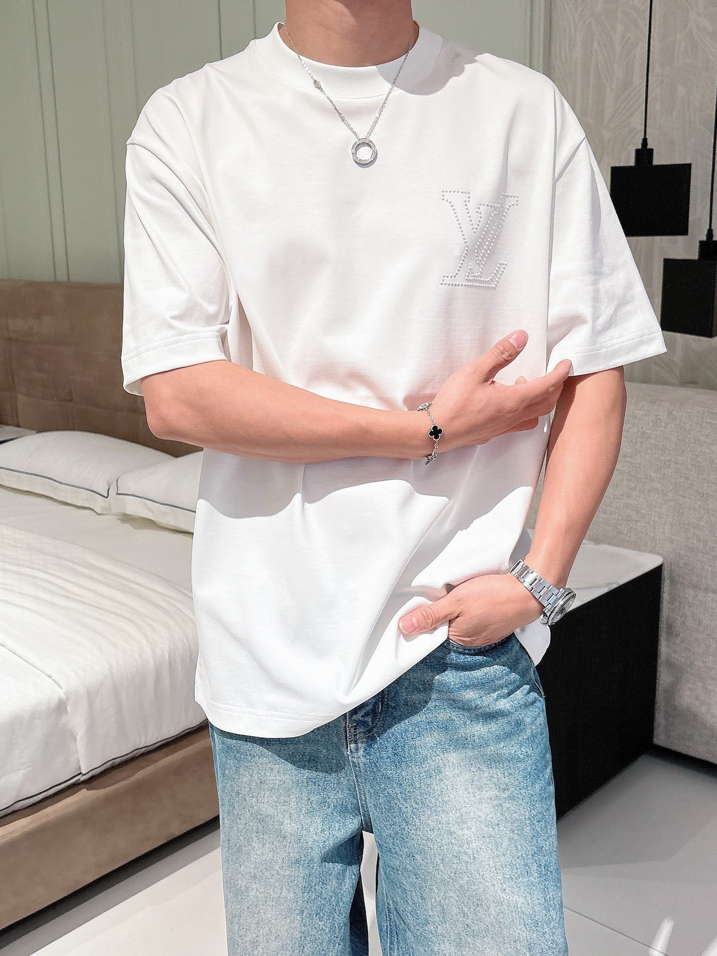 NO:141083,LV2025 spring and summer new style first-time counter latest short-sleeved round-neck T-shirt, high-end customization, avant-garde and fashionable design!  Brand logo heavy craft design, high-end customized mercerated long cotton fabric, soft feel, comfortable to wear, exquisite counter-level car line, fine workmanship, invincible and handsome upper body effect!  A must-have item for handsome men!  Color black white Number M-3XL, louis vuitton, T-shirt,tees, t-shirt,alexander wang19860909LV2025春夏新款首发专柜最新款短袖圆领T恤 高端订制 设计前卫时尚！品牌logo重工艺设计 高端定制丝光长绒棉面料.手感柔软.穿着舒适.专柜级别精致车线.做工精细.上身效果无敌帅气！型男必备单品！ 颜色黑色 白色 码数M-3XL,,louis vuitton,T-shirt,tees，t-shirt,alexander wang,Men's clothing