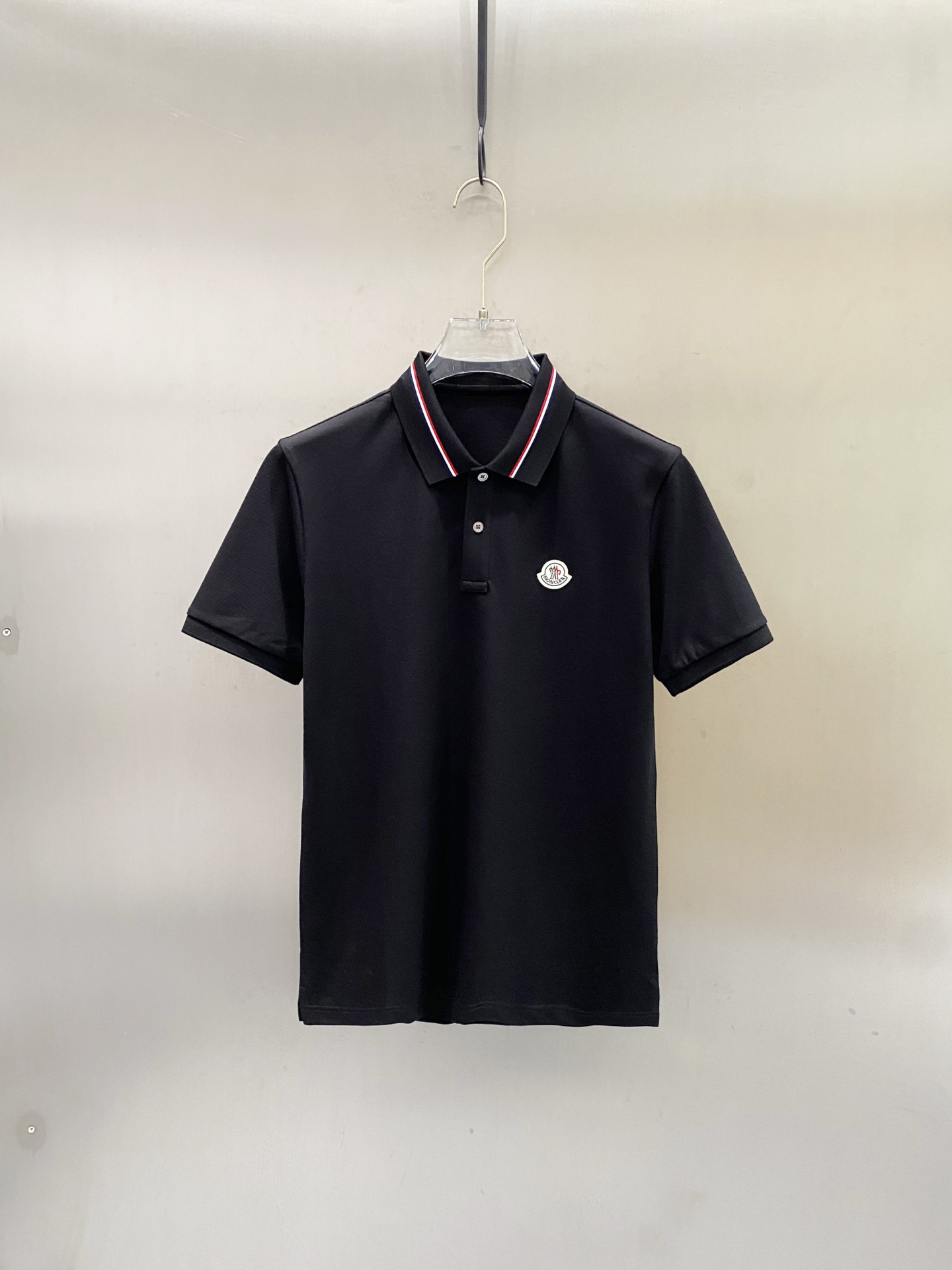 PZL  MONCLER  ss夏季新款 logo男士翻领Polo衫！经典商务男款，高端男装的天花板级别的商务男款！简约时尚大气不失优雅，单穿内搭体面过人，品质控/细节控的闭眼带走，低调又奢华有内涵！\n客供定织YD%网眼珠地棉布精心制成，面料表面排列均匀整齐的网眼纹理，透气性和散热排汗性极佳，上身舒适程度完全优于普通单面汗布组织！胸前经典的品牌LOGO标识，采用顶级工艺打造，LOGO立体清晰饱满，质感非凡的特质，无论是内搭还是单穿都是一款经典领域的产品！精妙绝伦的裁剪工艺，每一个细节处理的非常标准细腻，非市面一般LOW货可以媲美的，男士必入基础百搭款Polo衫推荐！\n颜色：黑色 白色 \n尺码：M-XL\n数据参考：\nM码:胸围cm-肩宽cm-衣长cm-袖长cm\nL码:胸围cm-肩宽cm-衣长cm-袖长cm\n\nXL码:胸围cm-肩宽cm-衣长cm-袖长cm\nXXL码:胸围cm