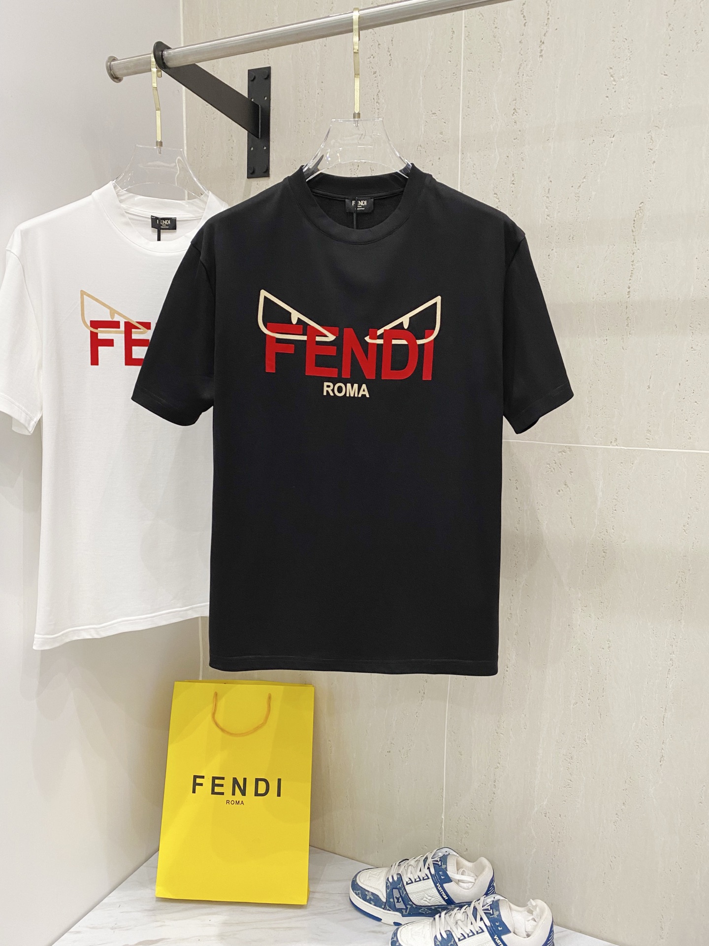 PZS    FENDI   春夏新款首发专柜最新款短袖圆领T恤 高端订制 设计前卫时尚！品牌logo重工艺设计 高端定制丝光长绒棉面料.手感柔软.穿着舒适.专柜级别精致车线.做工精细.上身效果无敌帅气！型男必备单品！\n颜色：黑色 白色\n码数：M-XL\n