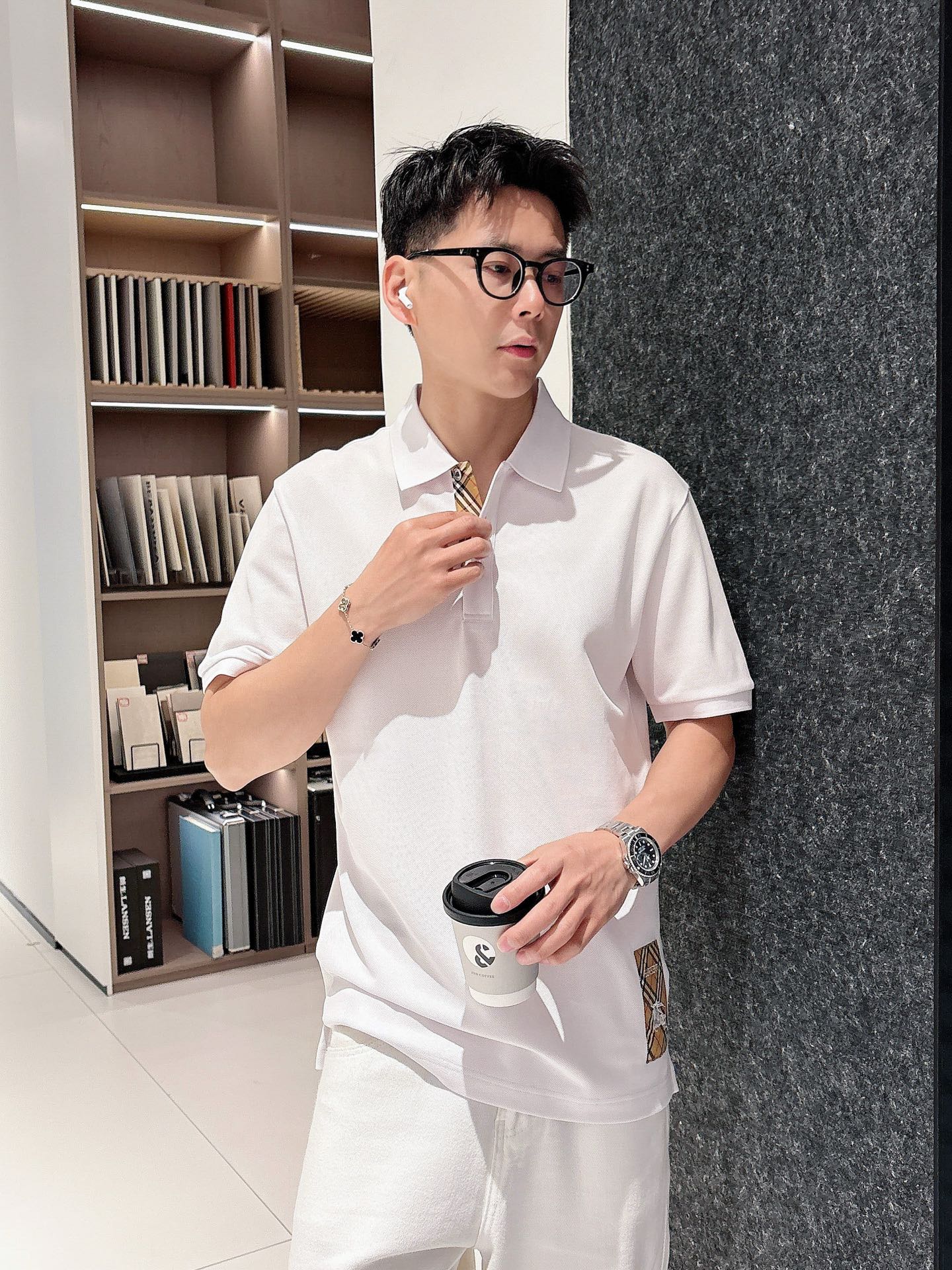 NO:134781,ＢBachelor ss summer new logo men's lapel Polo shirt!  Classic business men's style, high-end men's style at the ceiling level of business men's style!  Simple, fashionable and elegant, single-wearing inner wear is decent, quality control/detail control takes away, low-key, luxurious and connotative!  Customer-supplied fixed mesh flooring cotton cloth is carefully made, the surface of the fabric is evenly arranged and neatly arranged, with excellent breathability and heat dissipation and sweat resistance, and the comfort level of the upper body is completely better than that of ordinary single-sided sweat cloth tissue!  The brand LOGO logo with classic hem is created with top-level craftsmanship. The LOGO has three-dimensional, clear and full texture, and is an extraordinary product in the classic field whether it is inner wear or single wear!  The exquisite cutting process, the processing of every detail is very standard and delicate, and it is comparable to that of ordinary LOW products on the market. Men must enter the basic versatile Polo shirts!  Color black white Size M-3XL Data reference M: bust 104cm-shoulder width 45cm-length 69cm-sleeve length 21cm L: bust 108cm-shoulder width 46cm-length 70cm-sleeve length 22cm XL: bust 112cm-shoulder width 47cm-sleeve length 71cm-sleeve length 23cm XXL: bust 116cm-shoulder width 48cm-sleeve length 72cm-sleeve length 24cm 3XL: bust 120cm-shoulder width 49cm-sleeve length 73cm-sleeve length 24cm, alexander wang19860909Ｂ家 ss夏季新款 logo男士翻领Polo衫！经典商务男款,高端男装的天花板级别的商务男款！简约时尚大气不失优雅,单穿内搭体面过人,品质控/细节控的闭眼带走,低调又奢华有内涵！ 客供定织网眼珠地棉布精心制成,面料表面排列均匀整齐的网眼纹理,透气性和散热排汗性极佳,上身舒适程度完全优于普通单面汗布组织！下摆经典的品牌LOGO标识,采用顶级工艺打造,LOGO立体清晰饱满,质感非凡的特质,无论是内搭还是单穿都是一款经典领域的产品！精妙绝伦的裁剪工艺,每一个细节处理的非常标准细腻,非市面一般LOW货可以媲美的,男士必入基础百搭款Polo衫推荐！ 颜色黑色 白色 尺码M-3XL 数据参考 M码:胸围104cm-肩宽45cm-衣长69cm-袖长21cm L码:胸围108cm-肩宽46cm-衣长70cm-袖长22cm XL码:胸围112cm-肩宽47cm-衣长71cm-袖长23cm XXL码:胸围116cm-肩宽48cm-衣长72cm-袖长24cm 3XL码:胸围120cm-肩宽49cm-衣长73cm-袖长24cm,,alexander wang,Men's clothing