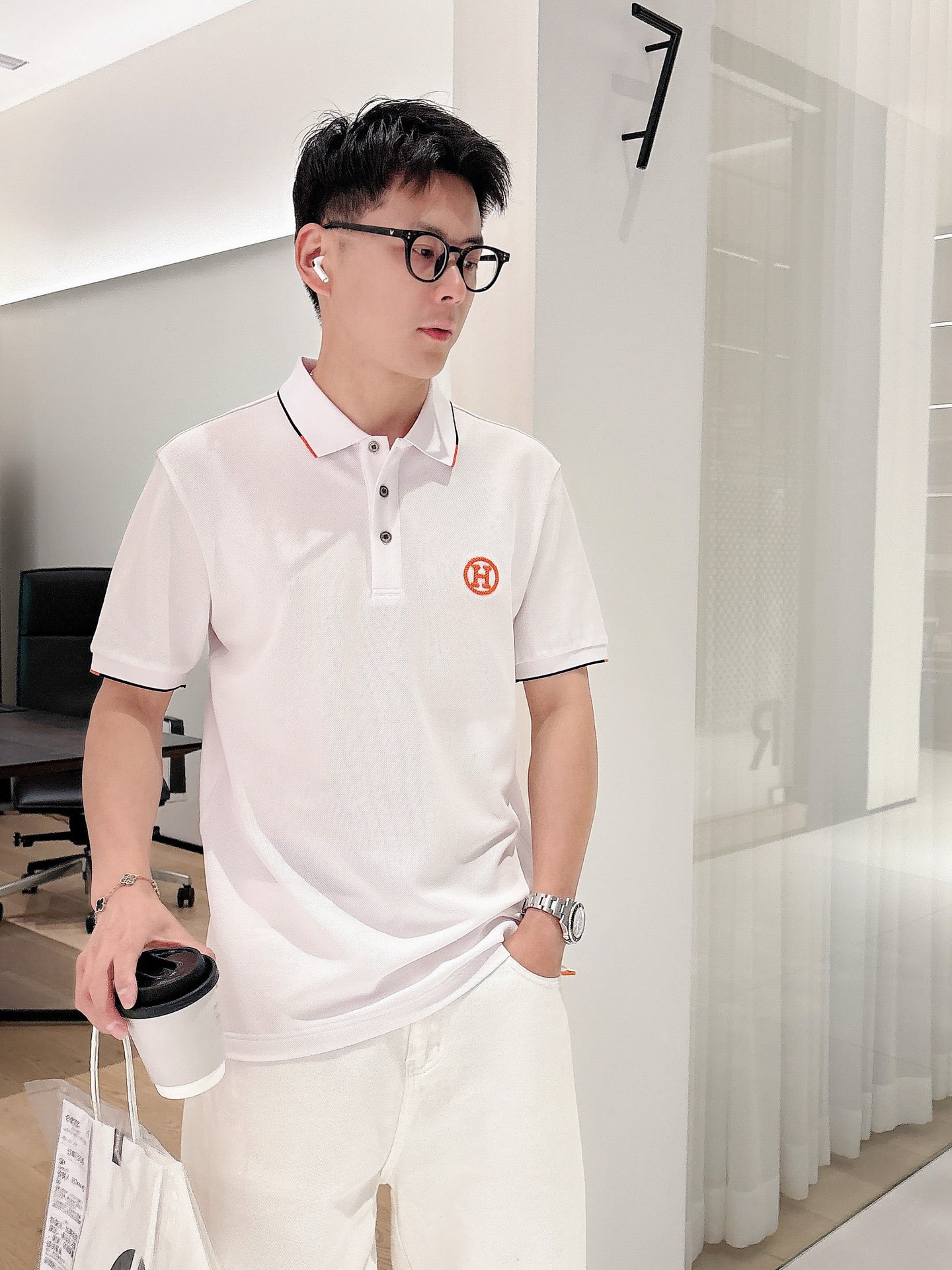 NO:134785,Hers ss summer new logo men's lapel Polo shirt!  Classic business men's style, high-end men's style at the ceiling level of business men's style!  Simple, fashionable and elegant, single-wearing inner wear is decent, quality control/detail control takes away, low-key, luxurious and connotative!  Customer-supplied fixed mesh flooring cotton cloth is carefully made, the surface of the fabric is evenly arranged and neatly arranged, with excellent breathability and heat dissipation and sweat resistance, and the comfort level of the upper body is completely better than that of ordinary single-sided sweat cloth tissue!  The classic brand LOGO logo on the chest is created with top-level craftsmanship. The LOGO has three-dimensional, clear and full texture, and is an extraordinary product in the classic field whether it is inner wear or single wear!  The exquisite cutting process, the processing of every detail is very standard and delicate, and it is comparable to that of ordinary LOW products on the market. Men must enter the basic versatile Polo shirts!  Color black white orange Size M-3XL Data reference M: bust 104cm-shoulder width 45cm-coat length 69cm-sleeve length 21cm L: bust 108cm-shoulder width 46cm-coat length 70cm-sleeve length 22cm XL: bust 112cm-shoulder width 47cm-coat length 71cm-sleeve length 23cm XXL: bust 116cm-shoulder width 48cm-coat length 72cm-sleeve length 24cm 3XL: bust 120cm-shoulder width 49cm-coat length 73cm-sleeve length 24cm, alexander wang19860909爱仕 ss夏季新款 logo男士翻领Polo衫！经典商务男款,高端男装的天花板级别的商务男款！简约时尚大气不失优雅,单穿内搭体面过人,品质控/细节控的闭眼带走,低调又奢华有内涵！ 客供定织网眼珠地棉布精心制成,面料表面排列均匀整齐的网眼纹理,透气性和散热排汗性极佳,上身舒适程度完全优于普通单面汗布组织！胸前经典的品牌LOGO标识,采用顶级工艺打造,LOGO立体清晰饱满,质感非凡的特质,无论是内搭还是单穿都是一款经典领域的产品！精妙绝伦的裁剪工艺,每一个细节处理的非常标准细腻,非市面一般LOW货可以媲美的,男士必入基础百搭款Polo衫推荐！ 颜色黑色 白色 橙色 尺码M-3XL 数据参考 M码:胸围104cm-肩宽45cm-衣长69cm-袖长21cm L码:胸围108cm-肩宽46cm-衣长70cm-袖长22cm XL码:胸围112cm-肩宽47cm-衣长71cm-袖长23cm XXL码:胸围116cm-肩宽48cm-衣长72cm-袖长24cm 3XL码:胸围120cm-肩宽49cm-衣长73cm-袖长24cm,,alexander wang,Men's clothing