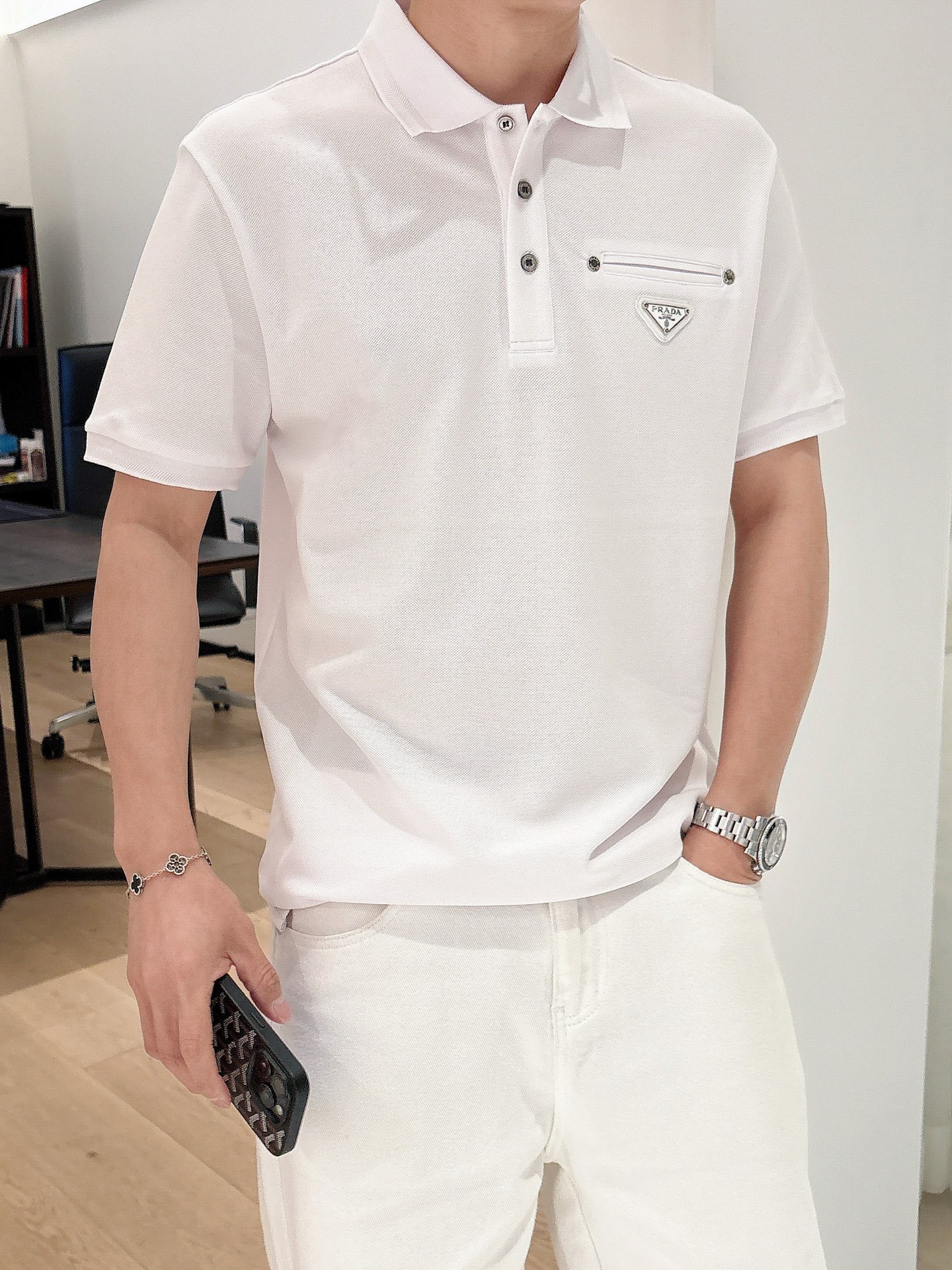 NO:134787,PRADA ss summer new logo men's lapel Polo shirt!  Classic business men's style, high-end men's style at the ceiling level of business men's style!  Simple, fashionable and elegant, single-wearing inner wear is decent, quality control/detail control takes away, low-key, luxurious and connotative!  Customer-supplied fixed mesh flooring cotton cloth is carefully made, the surface of the fabric is evenly arranged and neatly arranged, with excellent breathability and heat dissipation and sweat resistance, and the comfort level of the upper body is completely better than that of ordinary single-sided sweat cloth tissue!  The classic brand LOGO logo on the chest is created with top-level craftsmanship. The LOGO has three-dimensional, clear and full texture, and is an extraordinary product in the classic field whether it is inner wear or single wear!  The exquisite cutting process, the processing of every detail is very standard and delicate, and it is comparable to that of ordinary LOW products on the market. Men must enter the basic versatile Polo shirts!  Color black, white, grass green, gray, size M-3XL, data reference, M: bust 104cm-shoulder width 45cm-sleeved length 69cm-sleeved length 21cm L: bust 108cm-shoulder width 46cm-sleeved length 70cm-sleeved length 22cm XL: bust 112cm-shoulder width 47cm-sleeved length 71cm-sleeved length 23cm XXL: bust 116cm-shoulder width 48cm-sleeved length 72cm-sleeved length 24cm 3XL: bust 120cm-shoulder width 49cm-sleeved length 73cm-sleeved length 24cm,,prada,alexander wang19860909PRADA ss夏季新款 logo男士翻领Polo衫！经典商务男款,高端男装的天花板级别的商务男款！简约时尚大气不失优雅,单穿内搭体面过人,品质控/细节控的闭眼带走,低调又奢华有内涵！ 客供定织网眼珠地棉布精心制成,面料表面排列均匀整齐的网眼纹理,透气性和散热排汗性极佳,上身舒适程度完全优于普通单面汗布组织！胸前经典的品牌LOGO标识,采用顶级工艺打造,LOGO立体清晰饱满,质感非凡的特质,无论是内搭还是单穿都是一款经典领域的产品！精妙绝伦的裁剪工艺,每一个细节处理的非常标准细腻,非市面一般LOW货可以媲美的,男士必入基础百搭款Polo衫推荐！ 颜色黑色 白色 草绿色 灰色 尺码M-3XL 数据参考 M码:胸围104cm-肩宽45cm-衣长69cm-袖长21cm L码:胸围108cm-肩宽46cm-衣长70cm-袖长22cm XL码:胸围112cm-肩宽47cm-衣长71cm-袖长23cm XXL码:胸围116cm-肩宽48cm-衣长72cm-袖长24cm 3XL码:胸围120cm-肩宽49cm-衣长73cm-袖长24cm,,prada,alexander wang,Men's clothing