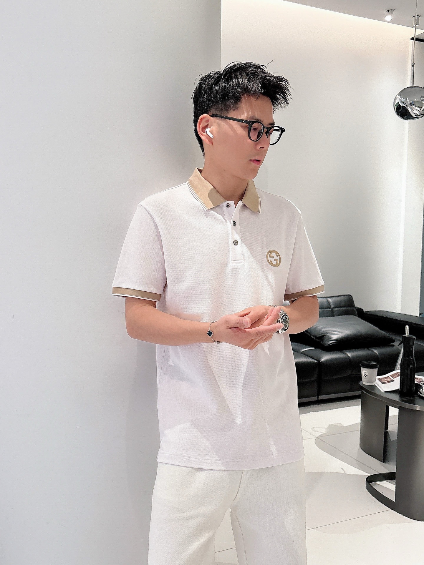 NO:134783,GUCCI ss summer new logo men's lapel Polo shirt!  Classic business men's style, high-end men's style at the ceiling level of business men's style!  Simple, fashionable and elegant, single-wearing inner wear is decent, quality control/detail control takes away, low-key, luxurious and connotative!  Customer-supplied fixed mesh flooring cotton cloth is carefully made, the surface of the fabric is evenly arranged and neatly arranged, with excellent breathability and heat dissipation and sweat resistance, and the comfort level of the upper body is completely better than that of ordinary single-sided sweat cloth tissue!  The classic brand LOGO logo on the chest is created with top-level craftsmanship. The LOGO has three-dimensional, clear and full texture, and is an extraordinary product in the classic field whether it is inner wear or single wear!  The exquisite cutting process, the processing of every detail is very standard and delicate, and it is comparable to that of ordinary LOW products on the market. Men must enter the basic versatile Polo shirts!  Color black white Size M-3XL Data reference M: bust 104cm-shoulder width 45cm-coat length 69cm-sleeve length 21cm L: bust 108cm-shoulder width 46cm-coat length 70cm-sleeve length 22cm XL: bust 112cm-shoulder width 47cm-coat length 71cm-sleeve length 23cm XXL: bust 116cm-shoulder width 48cm-coat length 72cm-sleeve length 24cm 3XL: bust 120cm-shoulder width 49cm-coat length 73cm-sleeve length 24cm, gucci, alexander wang19860909GUCCI ss夏季新款 logo男士翻领Polo衫！经典商务男款,高端男装的天花板级别的商务男款！简约时尚大气不失优雅,单穿内搭体面过人,品质控/细节控的闭眼带走,低调又奢华有内涵！ 客供定织网眼珠地棉布精心制成,面料表面排列均匀整齐的网眼纹理,透气性和散热排汗性极佳,上身舒适程度完全优于普通单面汗布组织！胸前经典的品牌LOGO标识,采用顶级工艺打造,LOGO立体清晰饱满,质感非凡的特质,无论是内搭还是单穿都是一款经典领域的产品！精妙绝伦的裁剪工艺,每一个细节处理的非常标准细腻,非市面一般LOW货可以媲美的,男士必入基础百搭款Polo衫推荐！ 颜色黑色 白色 尺码M-3XL 数据参考 M码:胸围104cm-肩宽45cm-衣长69cm-袖长21cm L码:胸围108cm-肩宽46cm-衣长70cm-袖长22cm XL码:胸围112cm-肩宽47cm-衣长71cm-袖长23cm XXL码:胸围116cm-肩宽48cm-衣长72cm-袖长24cm 3XL码:胸围120cm-肩宽49cm-衣长73cm-袖长24cm,,gucci,alexander wang,Men's clothing