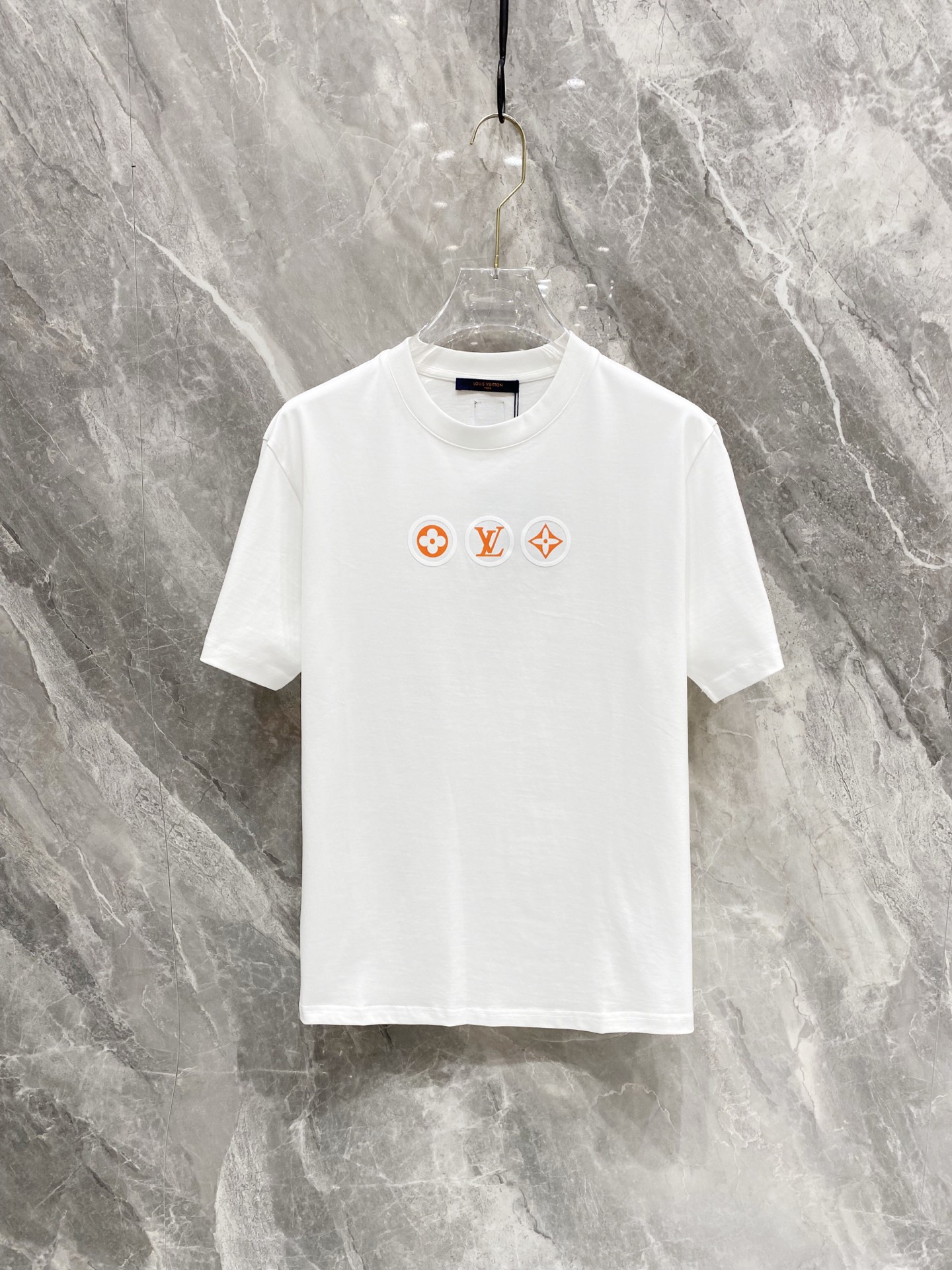 NO:136728,The latest short-sleeved round-neck T-shirt in the first spring and summer first-time counter, high-end customization, avant-garde and fashionable design!  Brand logo heavy craft design, high-end customized mercerated long cotton fabric, soft feel, comfortable to wear, exquisite counter-level car line, fine workmanship, invincible and handsome upper body effect!  A must-have item for handsome men!  Color black white Number M-3XL, louis vuitton, T-shirt,tees, t-shirt,alexander wang19860909LV春夏新款首发专柜最新款短袖圆领T恤 高端订制 设计前卫时尚！品牌logo重工艺设计 高端定制丝光长绒棉面料.手感柔软.穿着舒适.专柜级别精致车线.做工精细.上身效果无敌帅气！型男必备单品！ 颜色黑色 白色 码数M-3XL,,louis vuitton,T-shirt,tees，t-shirt,alexander wang,Men's clothing