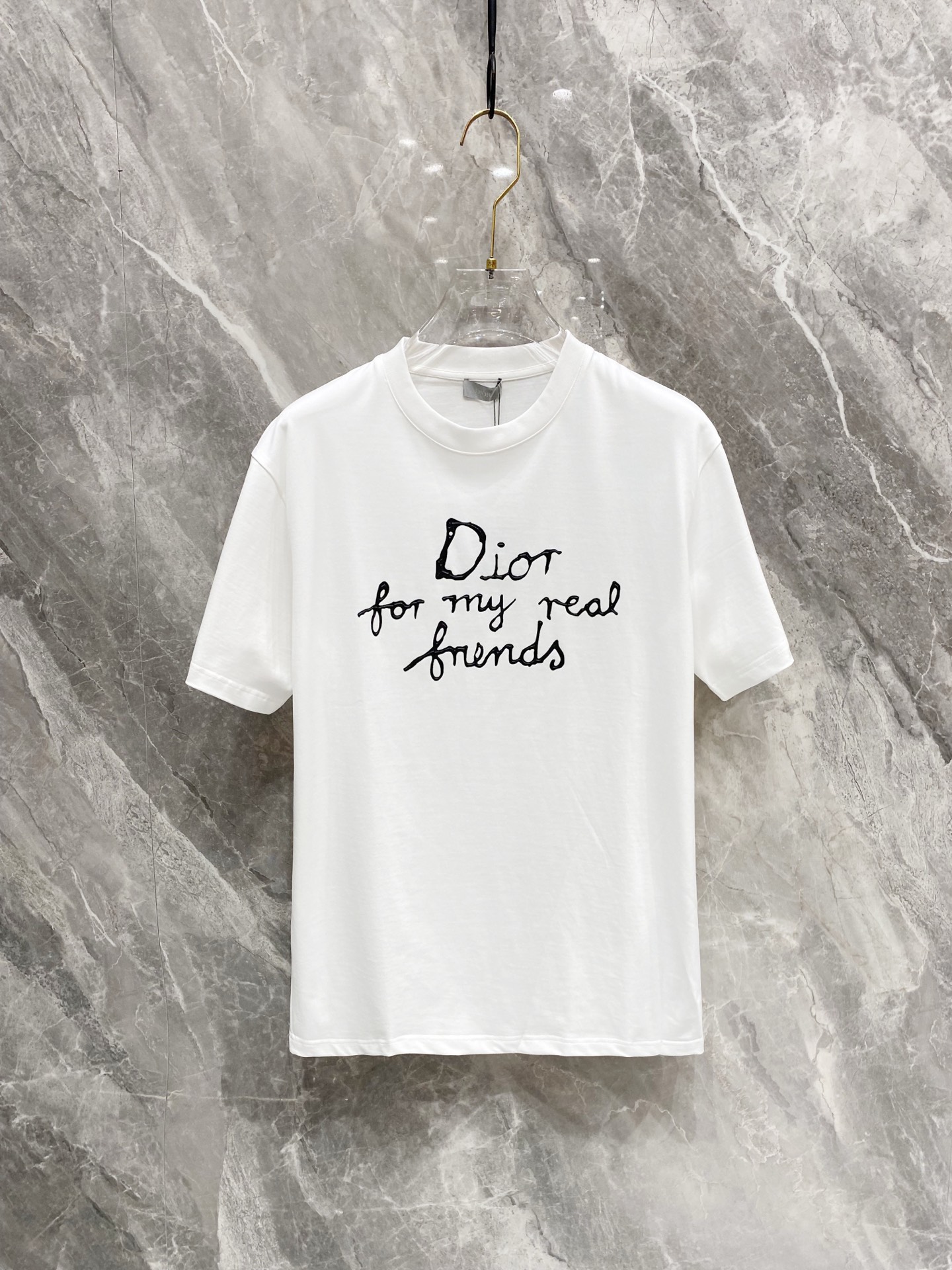 NO:136730,DIOR's new spring and summer first-time counter latest short-sleeved round-neck T-shirt, high-end customization, avant-garde and fashionable design!  Brand logo heavy craft design, high-end customized mercerated long cotton fabric, soft feel, comfortable to wear, exquisite counter-level car line, fine workmanship, invincible and handsome upper body effect!  A must-have item for handsome men!  Color black white Number M-3XL,,dior,T-shirt,tees,t-shirt,alexander wang19860909DIOR 春夏新款首发专柜最新款短袖圆领T恤 高端订制 设计前卫时尚！品牌logo重工艺设计 高端定制丝光长绒棉面料.手感柔软.穿着舒适.专柜级别精致车线.做工精细.上身效果无敌帅气！型男必备单品！ 颜色黑色 白色 码数M-3XL,,dior,T-shirt,tees，t-shirt,alexander wang,Men's clothing