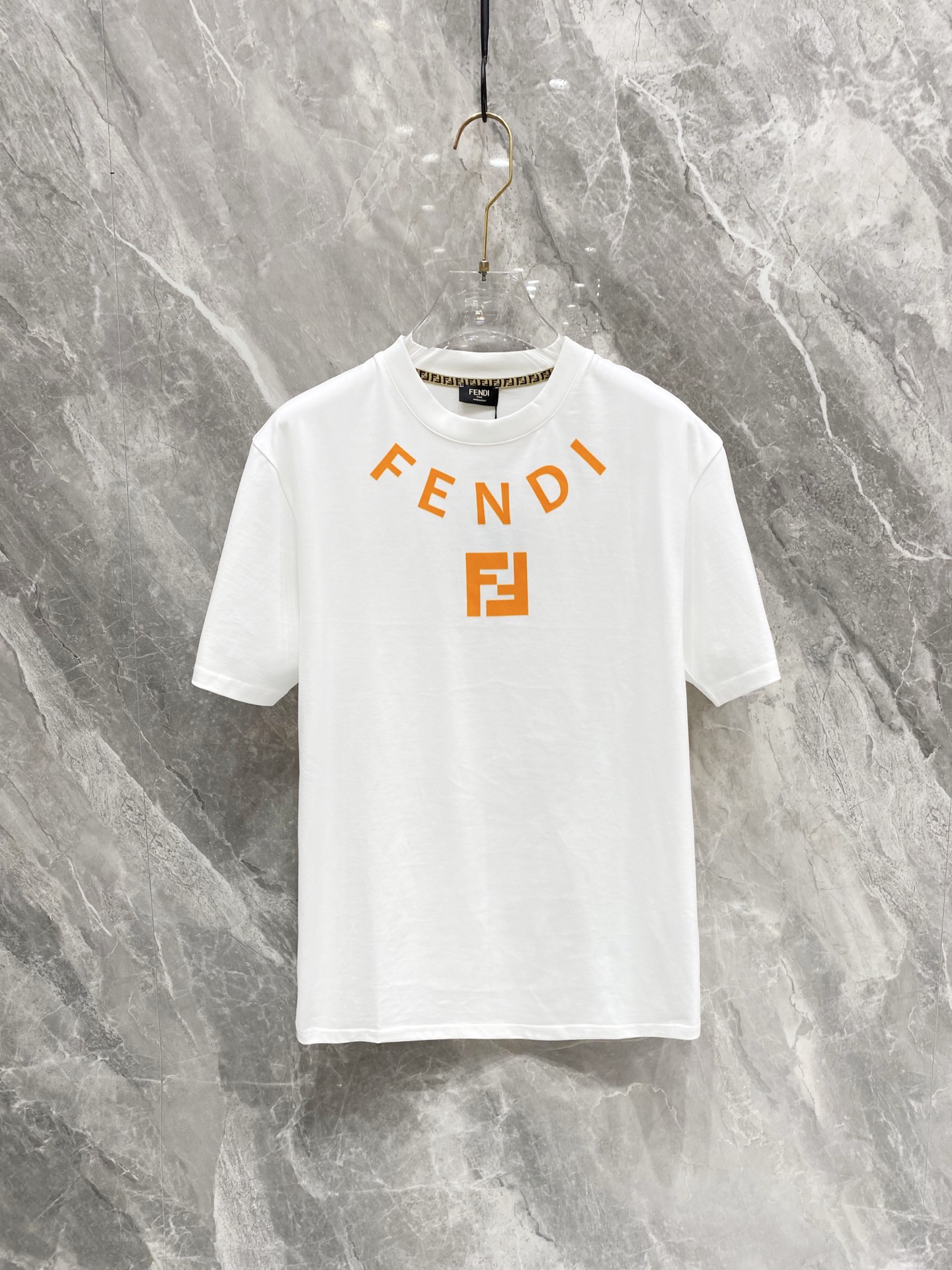 NO:136731,FENDI's new spring and summer new style first-time counter latest short-sleeved round-neck T-shirt, high-end customization, avant-garde and fashionable design!  Brand logo heavy craft design, high-end customized mercerated long cotton fabric, soft feel, comfortable to wear, exquisite counter-level car line, fine workmanship, invincible and handsome upper body effect!  A must-have item for handsome men!  Color black white Number M-3XL, fendi, T-shirt,tees, t-shirt,alexander wang19860909FENDI春夏新款首发专柜最新款短袖圆领T恤 高端订制 设计前卫时尚！品牌logo重工艺设计 高端定制丝光长绒棉面料.手感柔软.穿着舒适.专柜级别精致车线.做工精细.上身效果无敌帅气！型男必备单品！ 颜色黑色 白色 码数M-3XL,,fendi,T-shirt,tees，t-shirt,alexander wang,Men's clothing