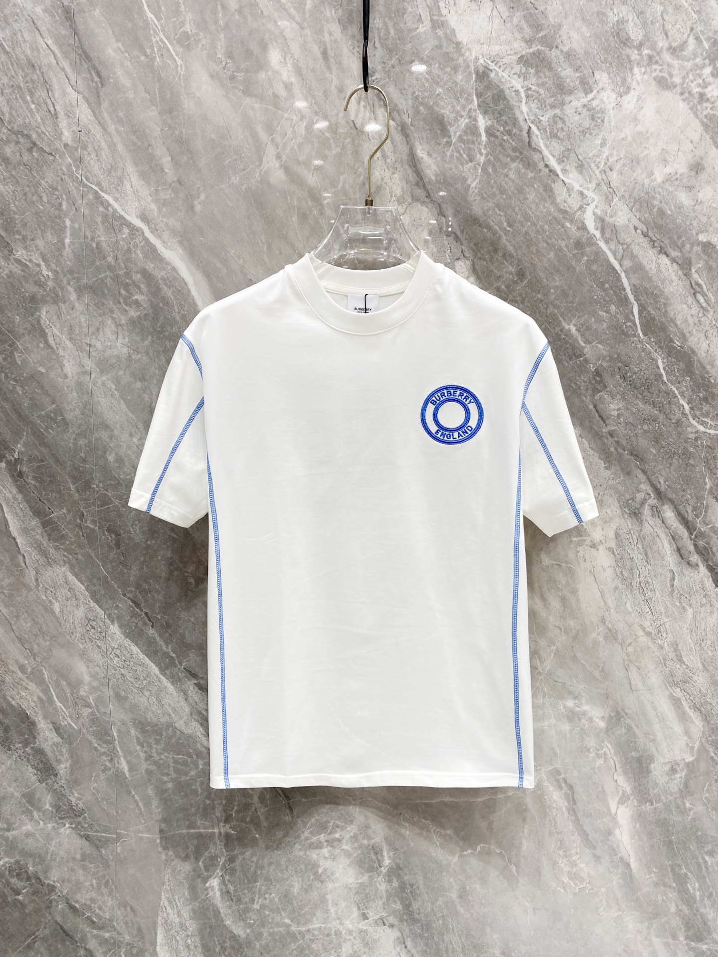 NO:136733,BURBERRY Spring and Summer New First-Open Counter Latest Short-sleeved Round Neck T-shirt High-end Customized Design Avant-garde and Fashionable!  Brand logo heavy craft design, high-end customized mercerated long cotton fabric, soft feel, comfortable to wear, exquisite counter-level car line, fine workmanship, invincible and handsome upper body effect!  A must-have item for handsome men!  Color black white Number M-3XL, burberry, T-shirt,tees, t-shirt,alexander wang19860909BURBERRY 春夏新款首发专柜最新款短袖圆领T恤 高端订制 设计前卫时尚！品牌logo重工艺设计 高端定制丝光长绒棉面料.手感柔软.穿着舒适.专柜级别精致车线.做工精细.上身效果无敌帅气！型男必备单品！ 颜色黑色 白色 码数M-3XL,,burberry,T-shirt,tees，t-shirt,alexander wang,Men's clothing