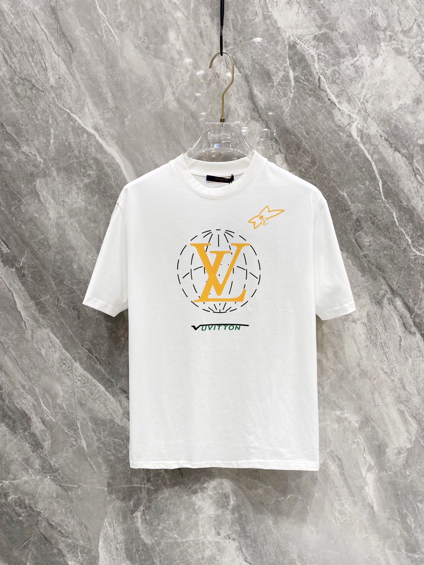 NO:136735,The latest short-sleeved round-neck T-shirt in the first spring and summer first-time counter, high-end customization, avant-garde and fashionable design!  Brand logo heavy craft design, high-end customized mercerated long cotton fabric, soft feel, comfortable to wear, exquisite counter-level car line, fine workmanship, invincible and handsome upper body effect!  A must-have item for handsome men!  Color black white Number M-3XL, louis vuitton, T-shirt,tees, t-shirt,alexander wang19860909LV春夏新款首发专柜最新款短袖圆领T恤 高端订制 设计前卫时尚！品牌logo重工艺设计 高端定制丝光长绒棉面料.手感柔软.穿着舒适.专柜级别精致车线.做工精细.上身效果无敌帅气！型男必备单品！ 颜色黑色 白色 码数M-3XL,,louis vuitton,T-shirt,tees，t-shirt,alexander wang,Men's clothing