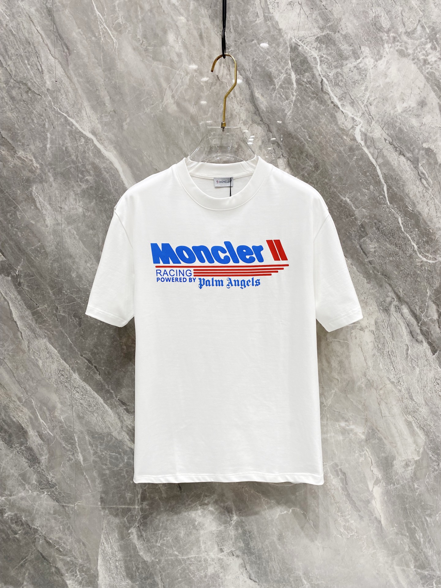 NO:136737,MONCRER's new spring and summer first-time counter latest short-sleeved round-neck T-shirt, high-end customization, avant-garde and fashionable design!  Brand logo heavy craft design, high-end customized mercerated long cotton fabric, soft feel, comfortable to wear, exquisite counter-level car line, fine workmanship, invincible and handsome upper body effect!  A must-have item for handsome men!  Color black white Number M-3XL, T-shirt,tees,t-shirt,alexander wang19860909MONCRER 春夏新款首发专柜最新款短袖圆领T恤 高端订制 设计前卫时尚！品牌logo重工艺设计 高端定制丝光长绒棉面料.手感柔软.穿着舒适.专柜级别精致车线.做工精细.上身效果无敌帅气！型男必备单品！ 颜色黑色 白色 码数M-3XL,,T-shirt,tees，t-shirt,alexander wang,Men's clothing